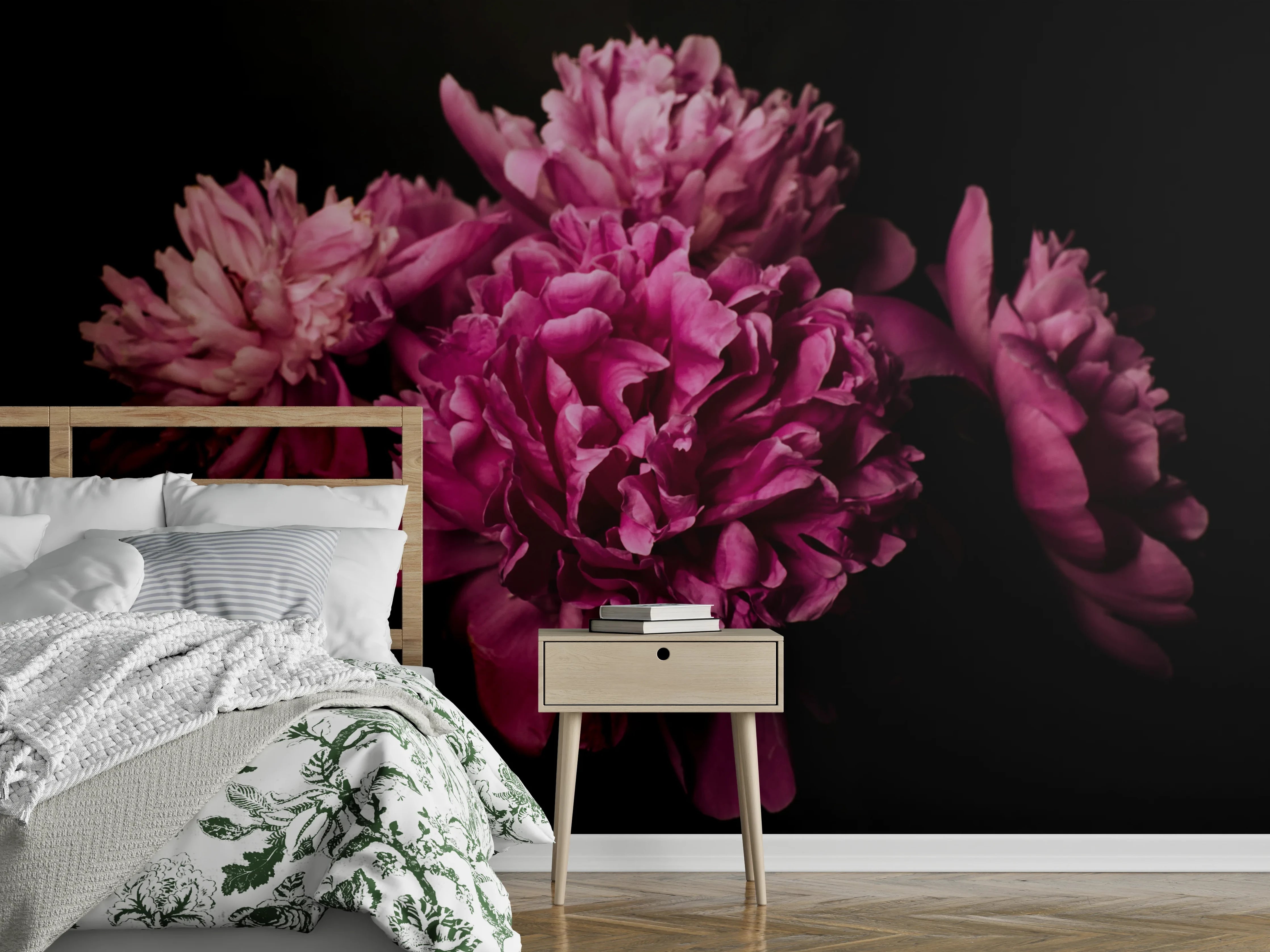 Wandverkleidung Schlafzimmer - Pinke Pfingstrosen auf dunklem Hintergrund