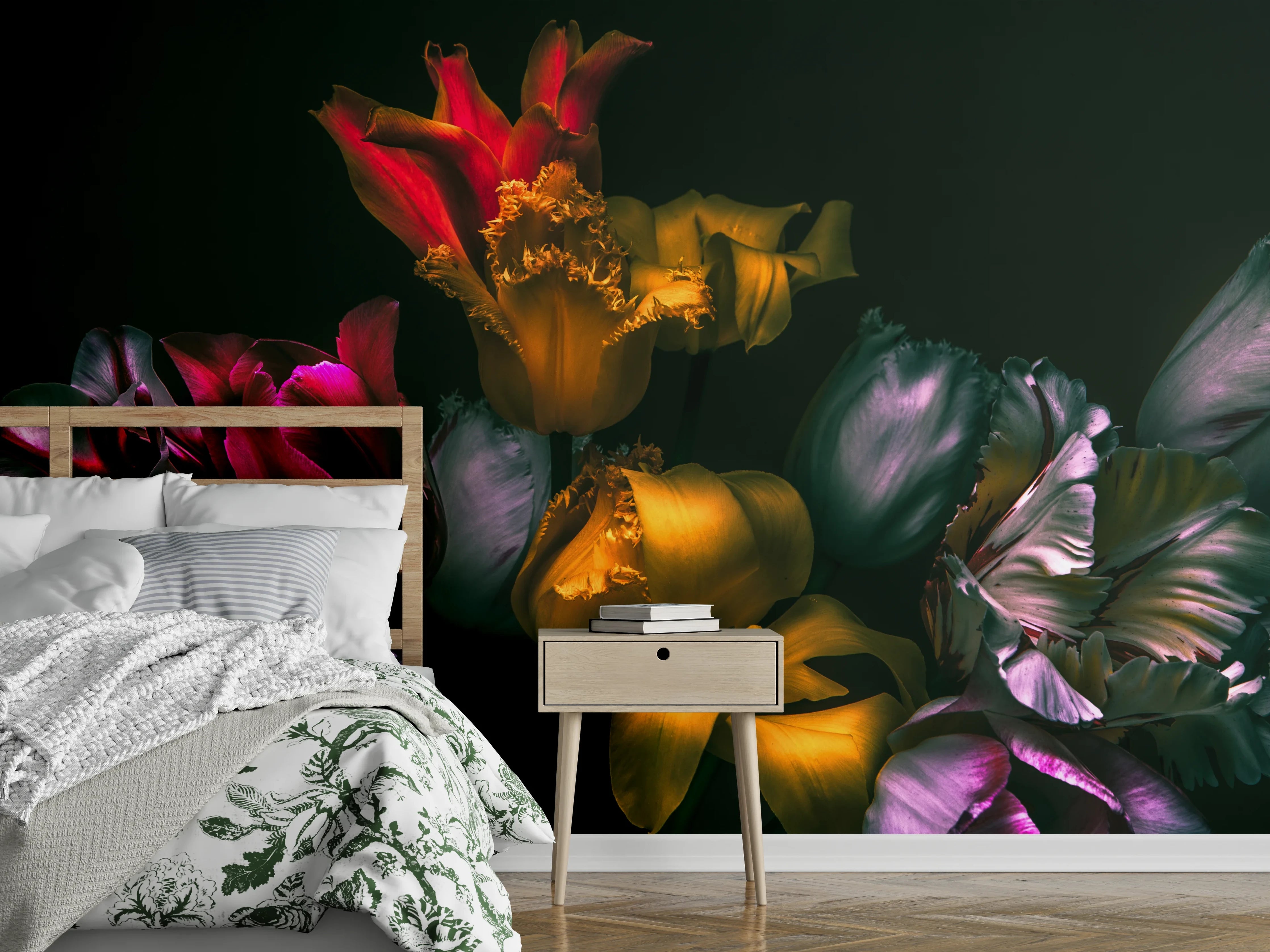 Wandverkleidung Schlafzimmer - Prächtige Tulpenkunst auf dunklem Grund
