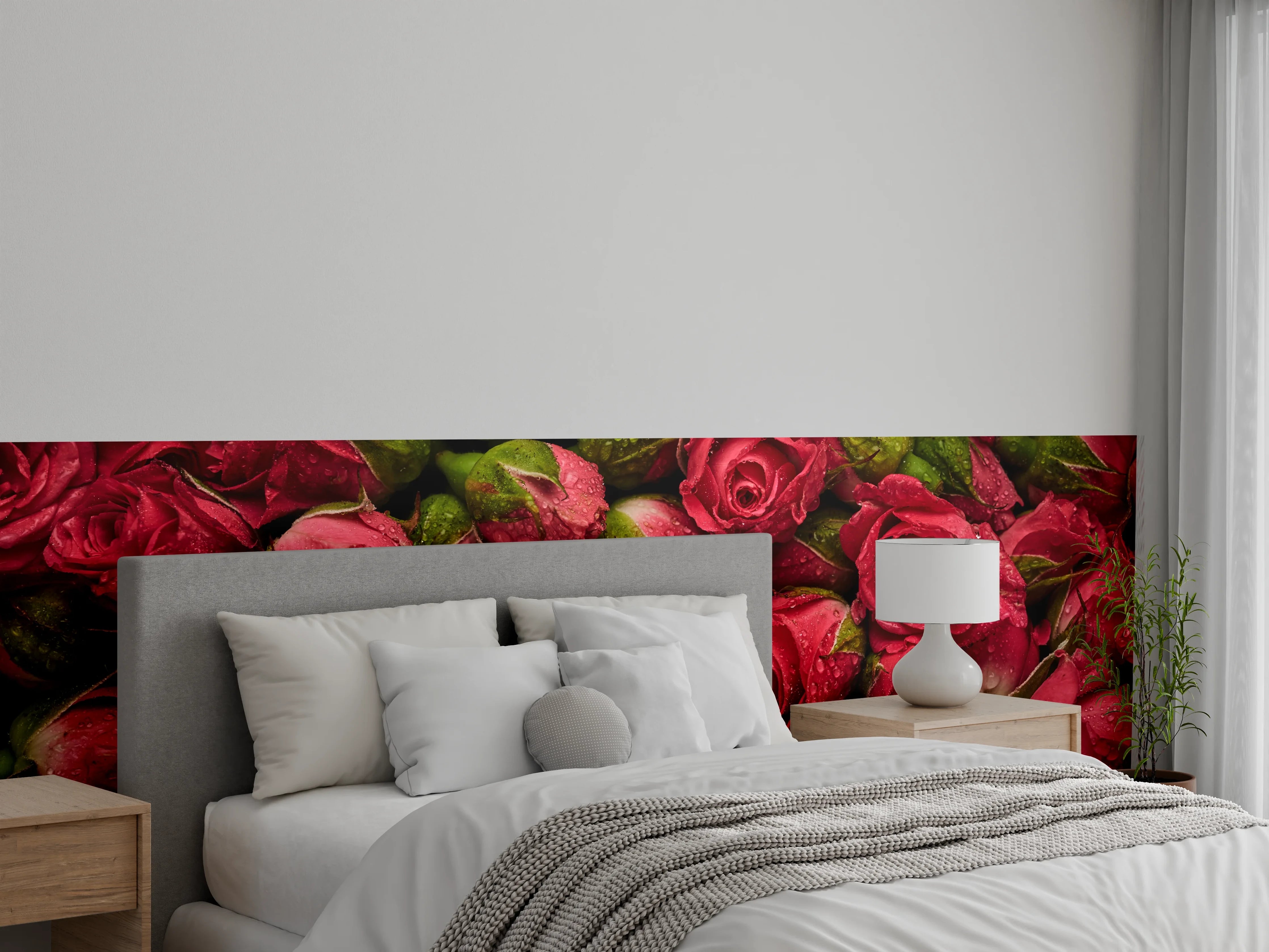 Wandverkleidung Schlafzimmer - Rote Rosen mit Tautropfen Details