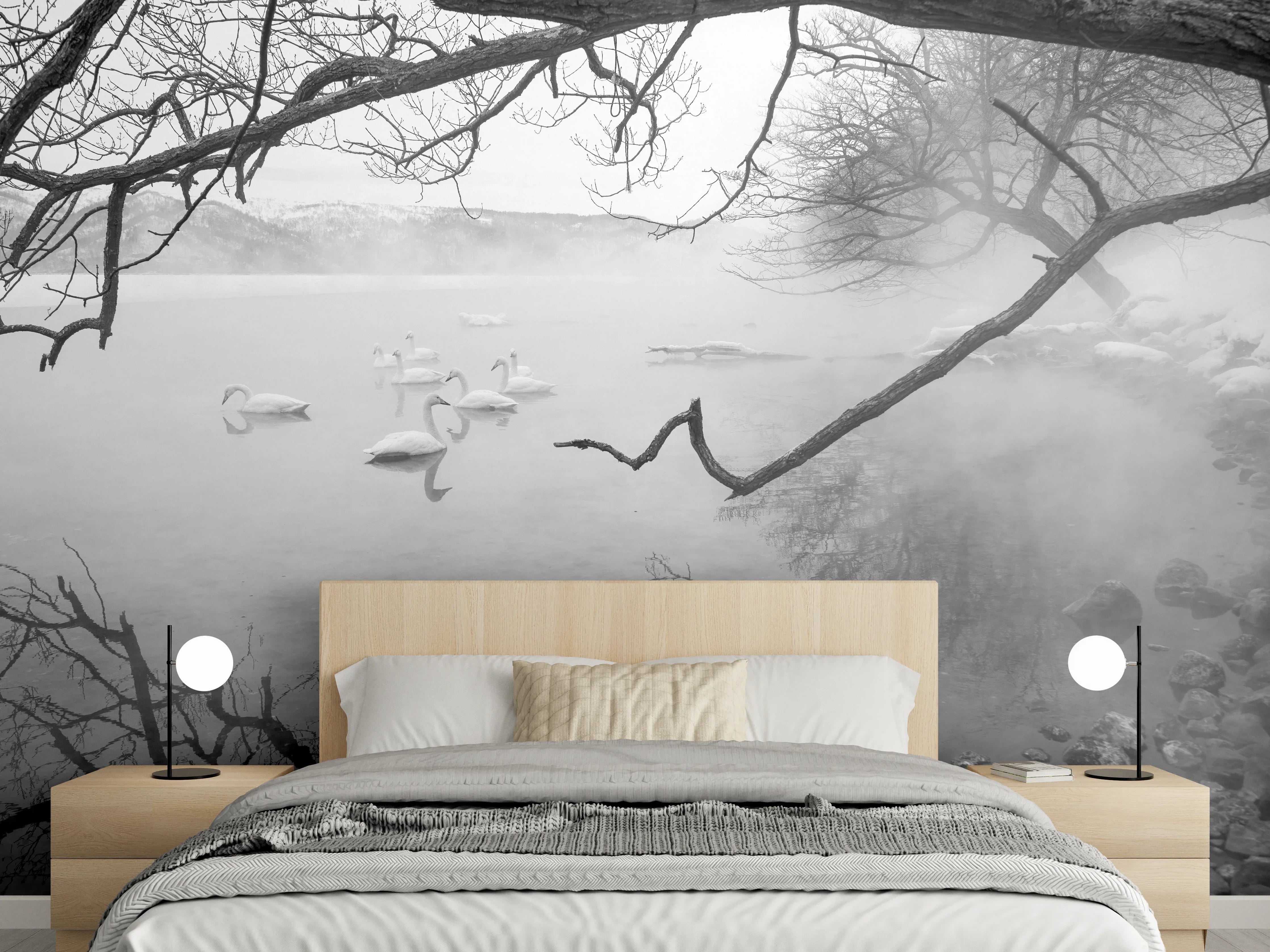 Wandverkleidung Schlafzimmer - Schwanensee im Nebel Schwarz-Weiß Fotokunst