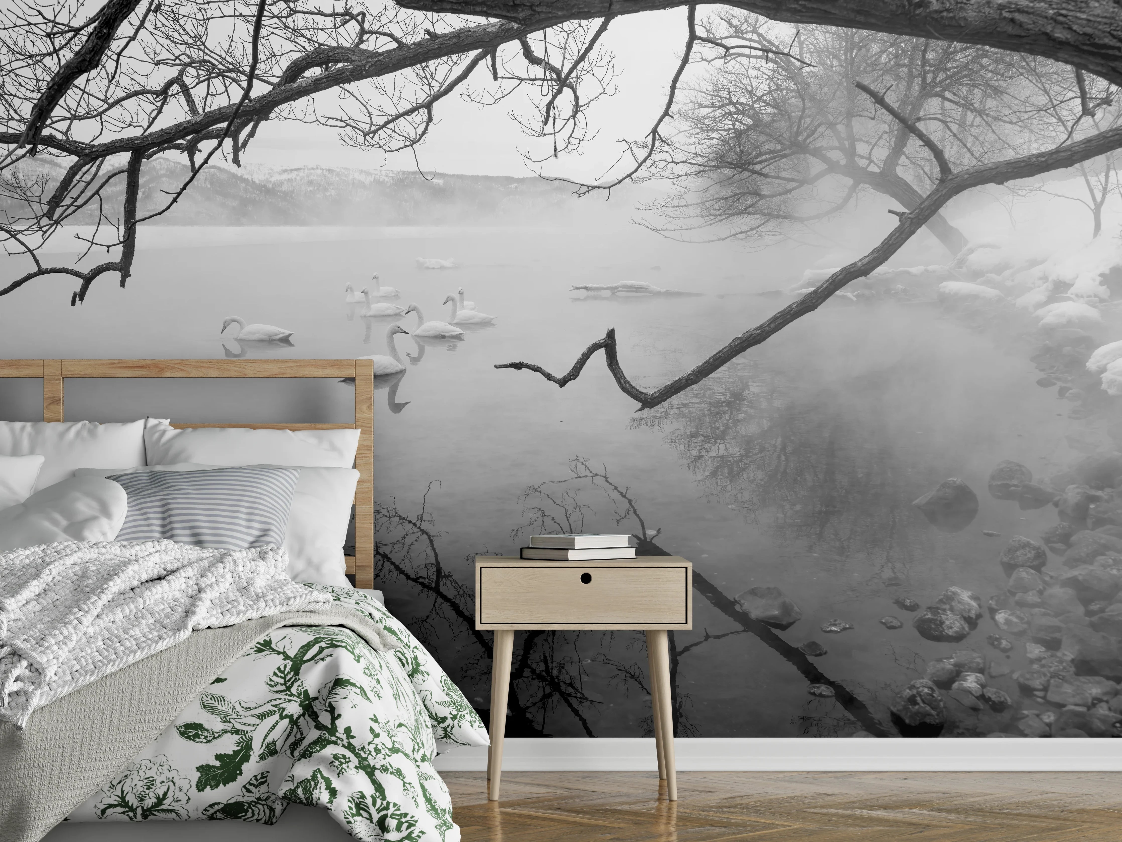 Wandverkleidung Schlafzimmer - Schwanensee im Nebel Schwarz-Weiß Fotokunst