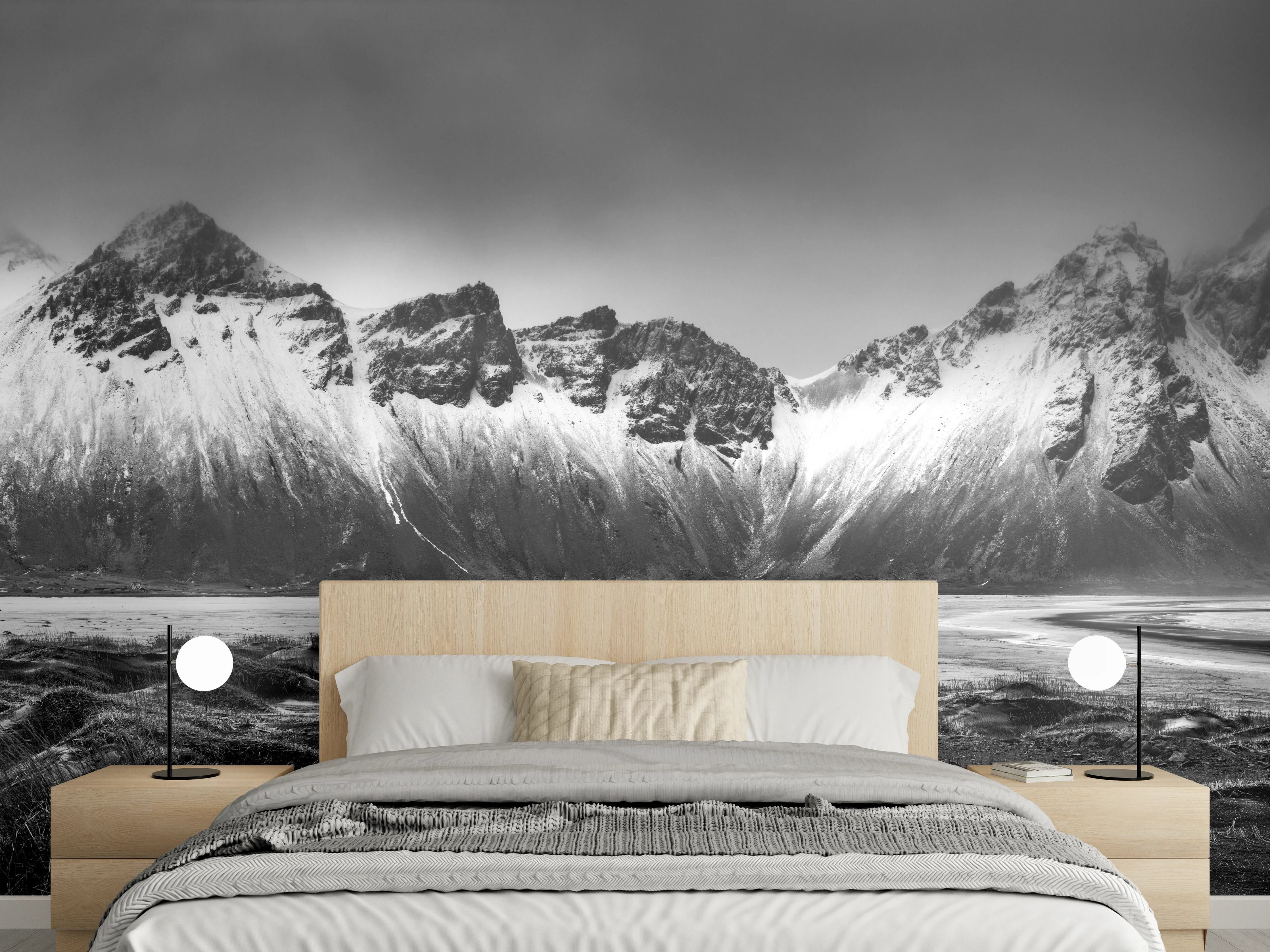 Wandverkleidung Schlafzimmer - Schwarz-Weiß Panoramablick auf beeindruckende Berge