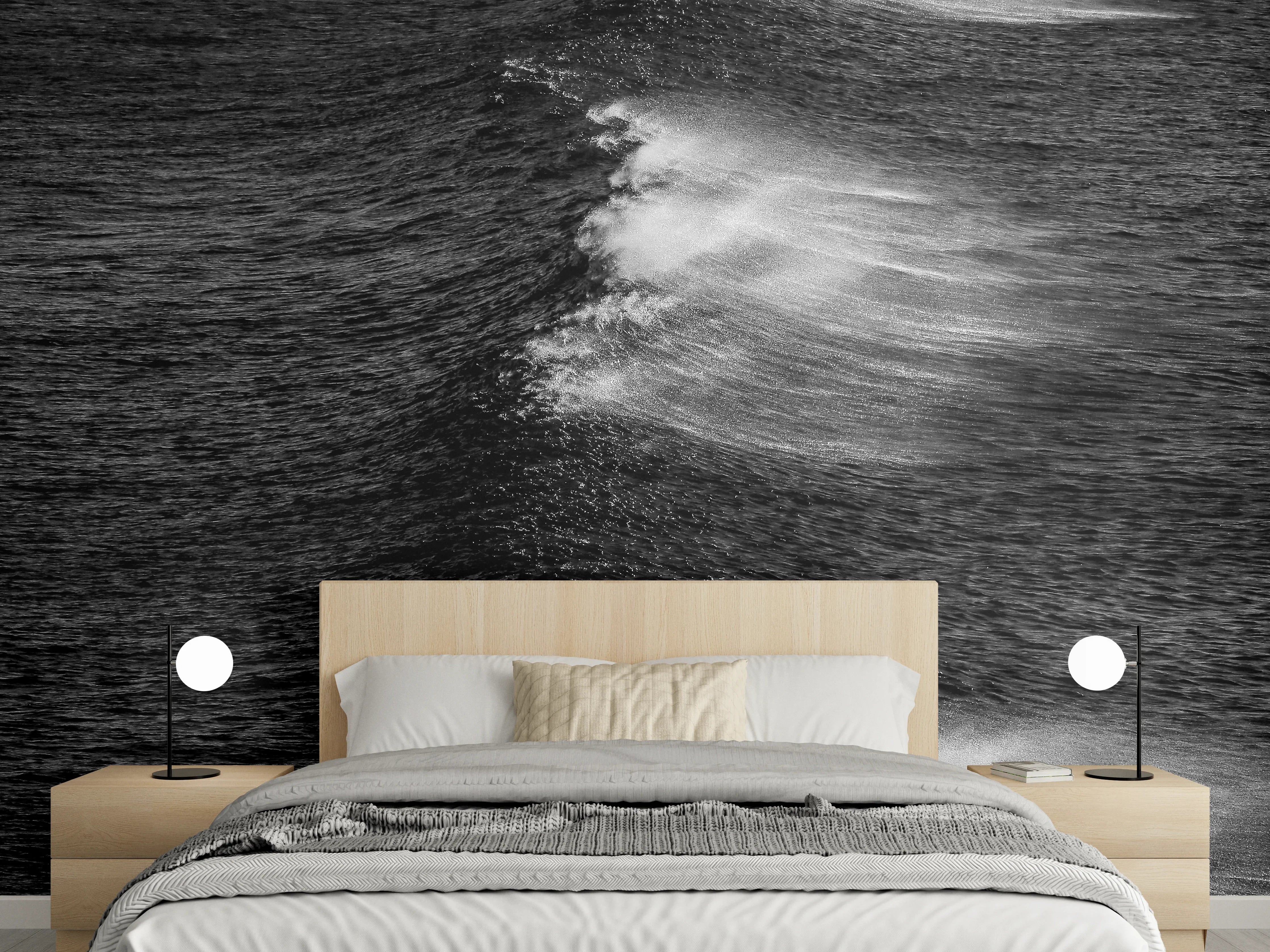Wandverkleidung Schlafzimmer - Schwarz-weiße Wellenbewegung Fotokunst