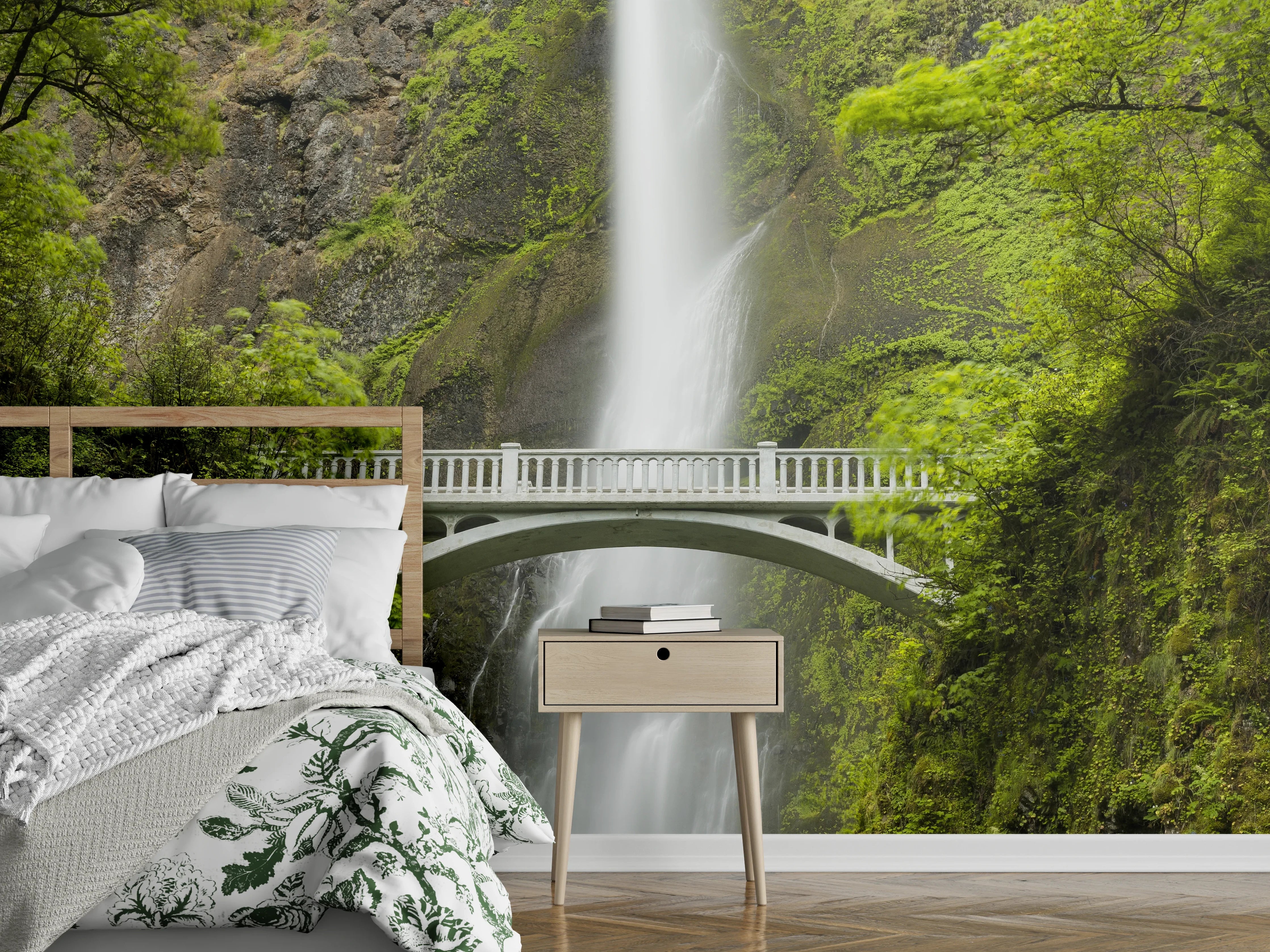 Wandverkleidung Schlafzimmer - Silbergraue Wasserpracht am Brückenbogen