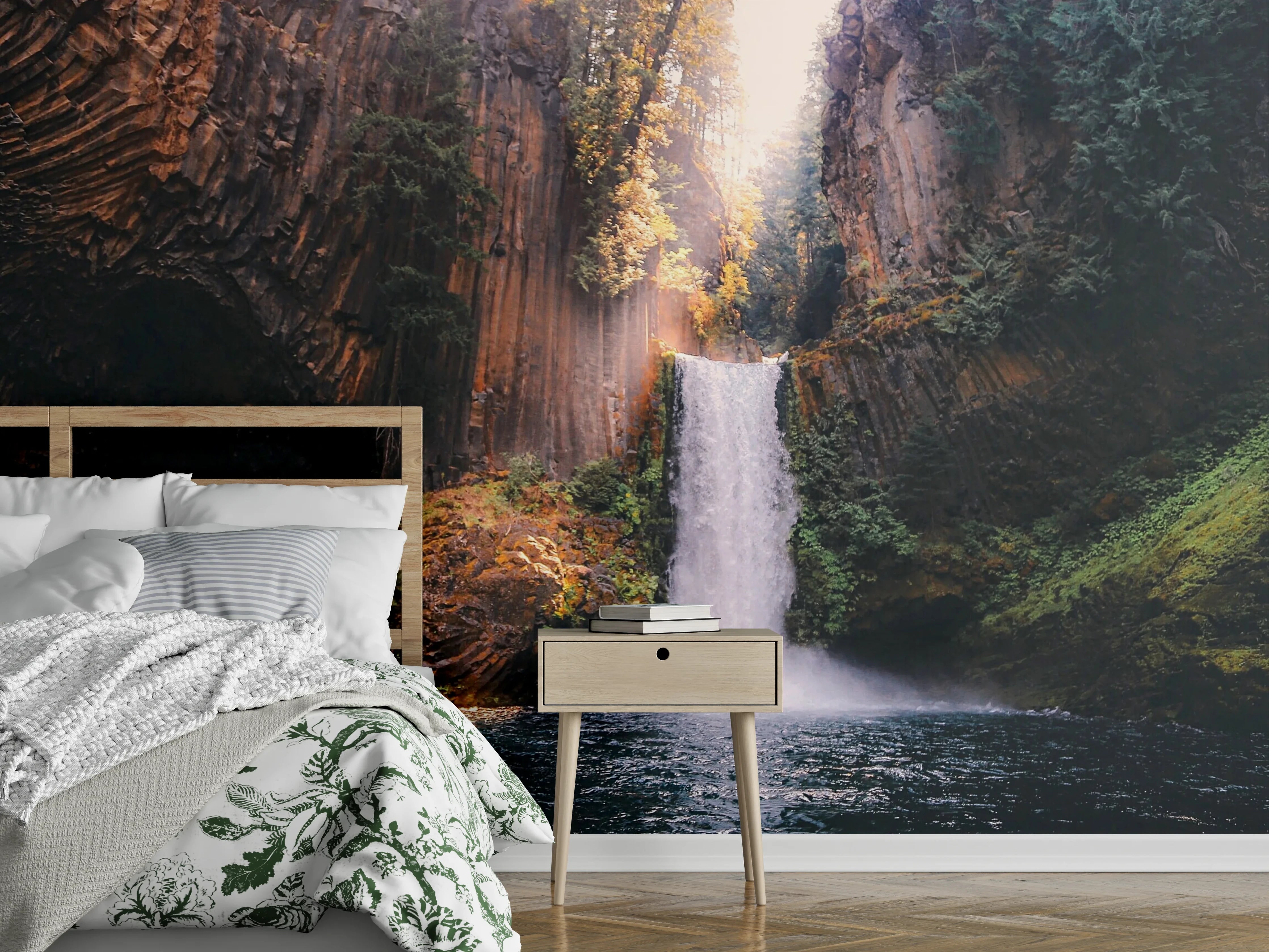 Wandverkleidung Schlafzimmer - Silberner Wasserfall im Lichtspiel
