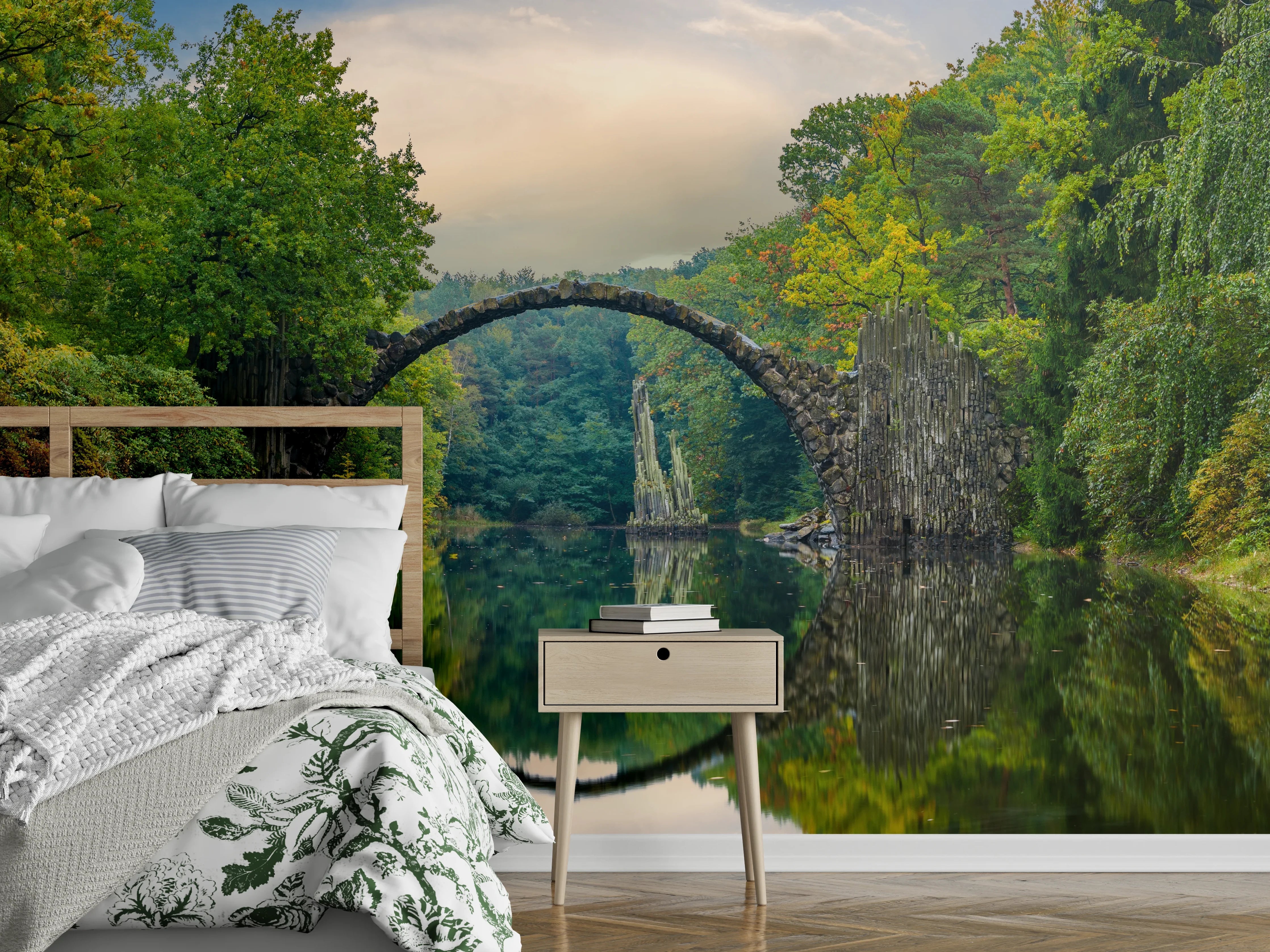 Wandverkleidung Schlafzimmer - Steinbrücke über Fluss im Wald