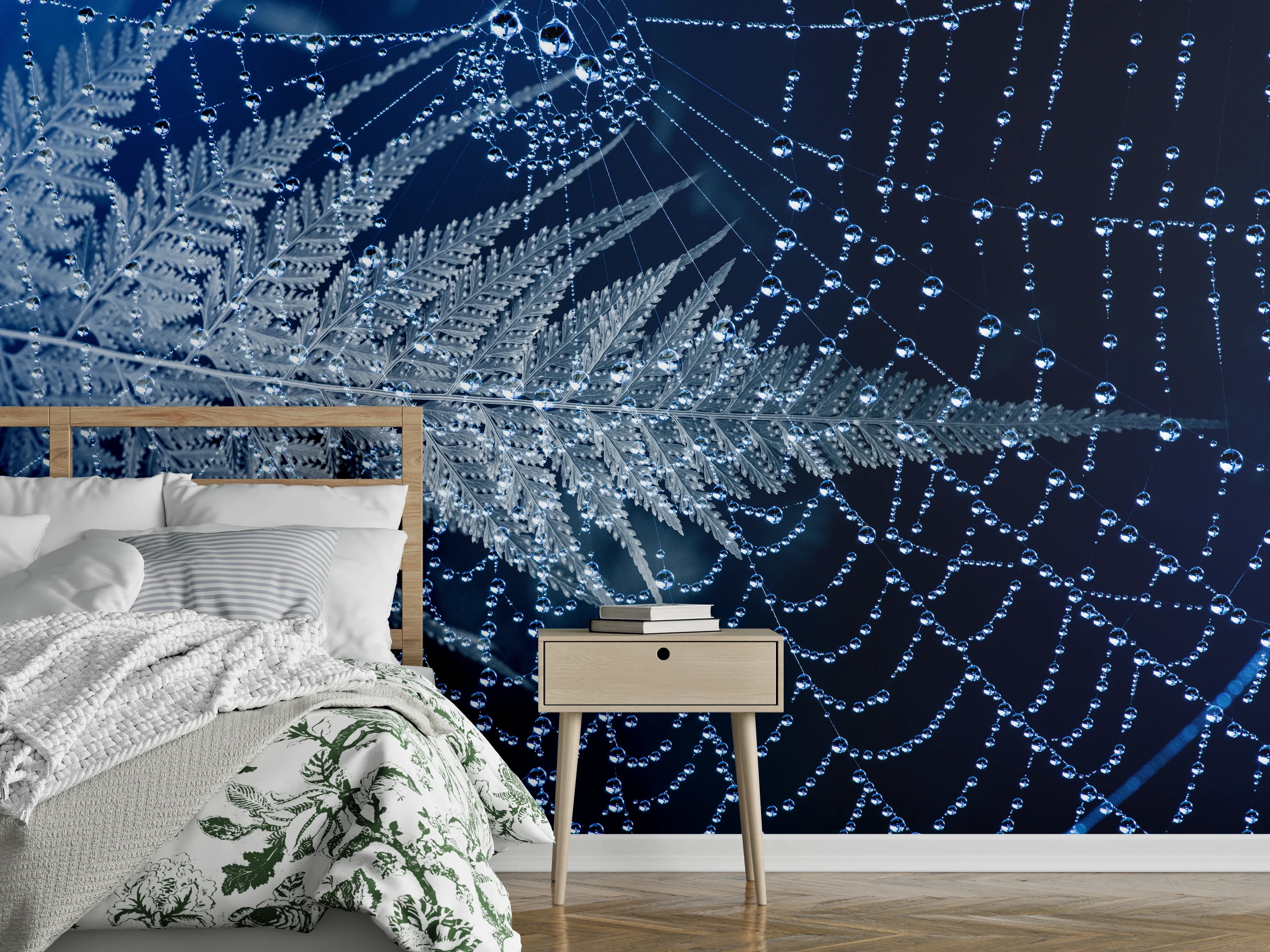 Wandverkleidung Schlafzimmer - Tautropfen auf Farn und Spinnennetz