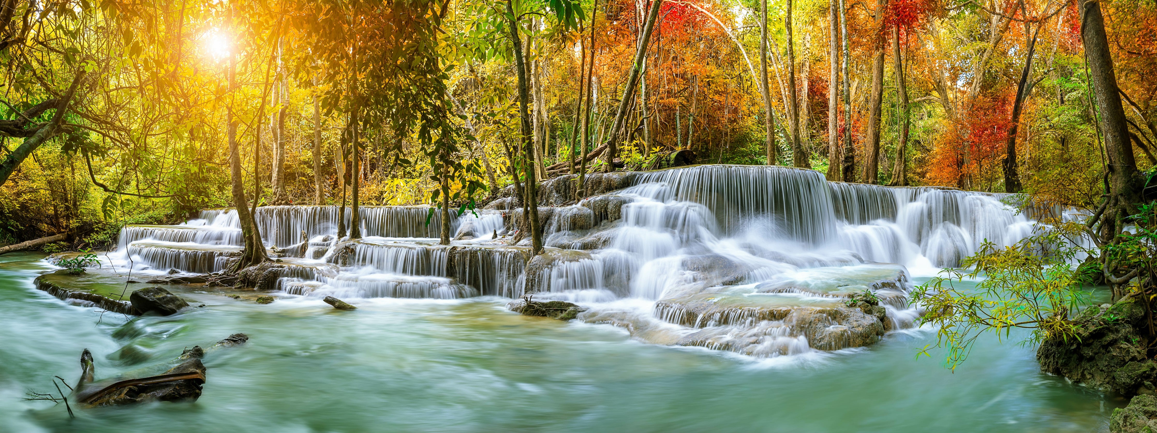 Wandverkleidung Schlafzimmer-Türkis-Grüner Wasserfall im Herbst