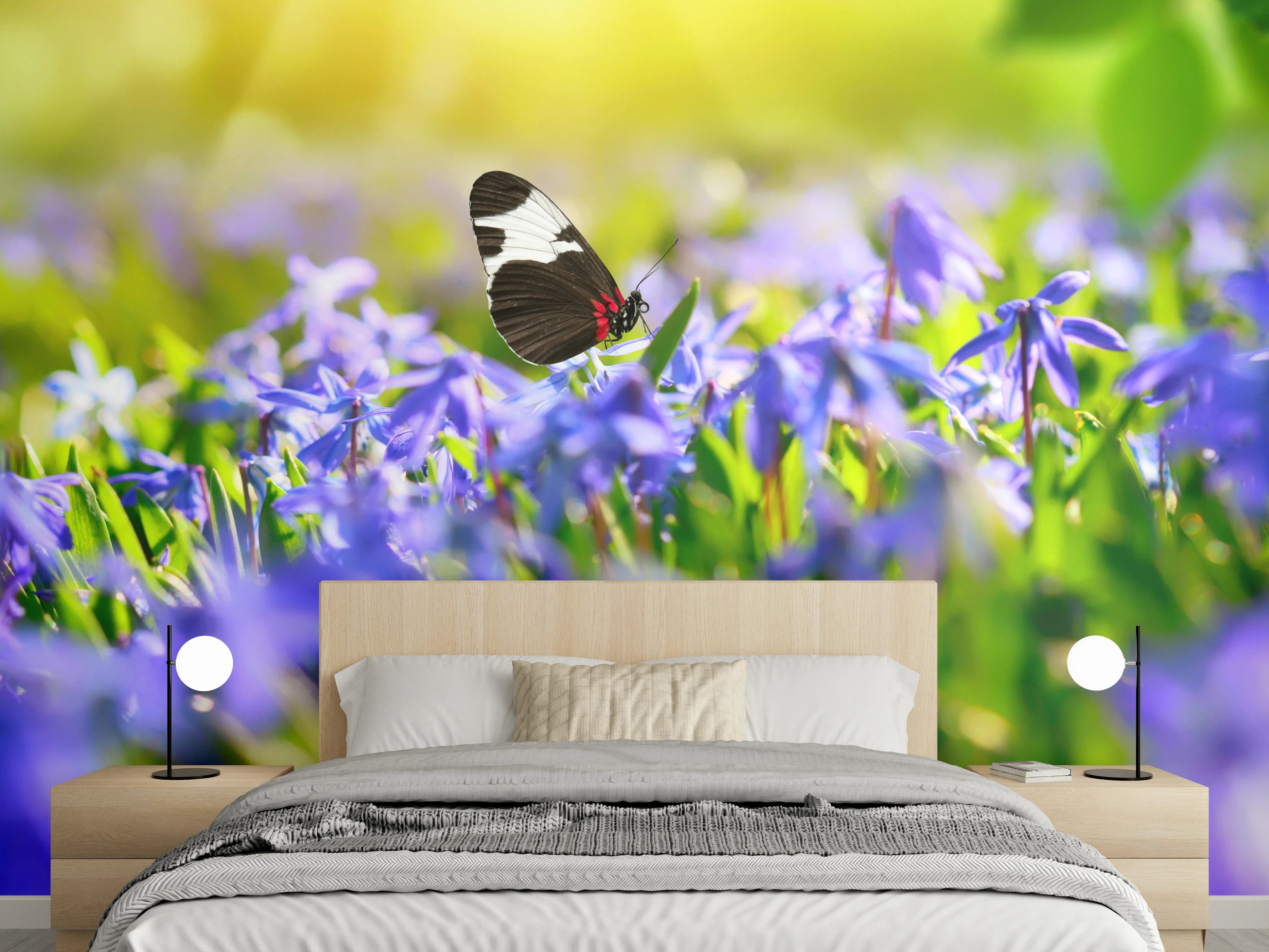 Wandverkleidung Schlafzimmer - Violette Blumenwiese mit Schmetterlingen