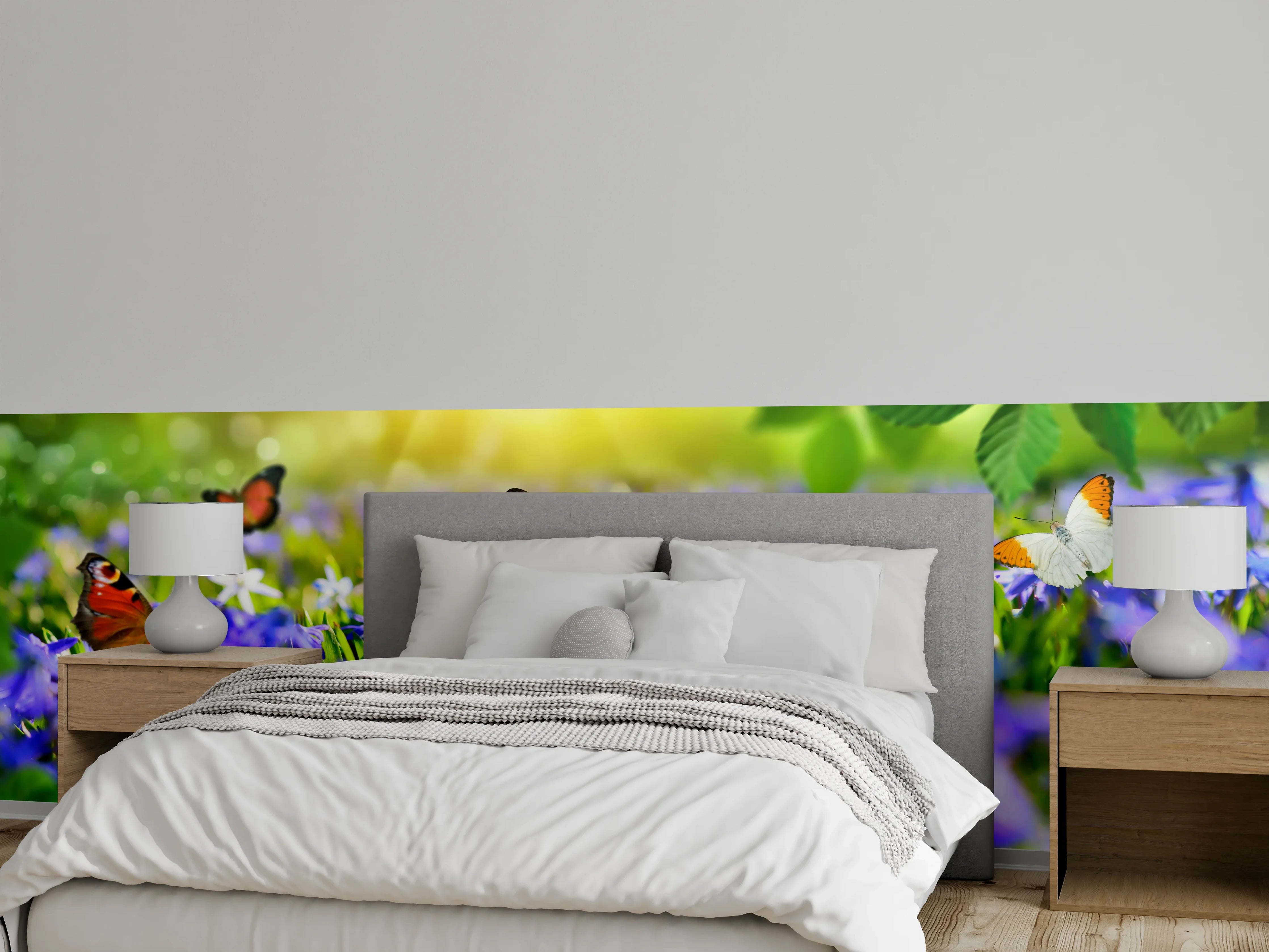Wandverkleidung Schlafzimmer - Violette Blumenwiese mit Schmetterlingen