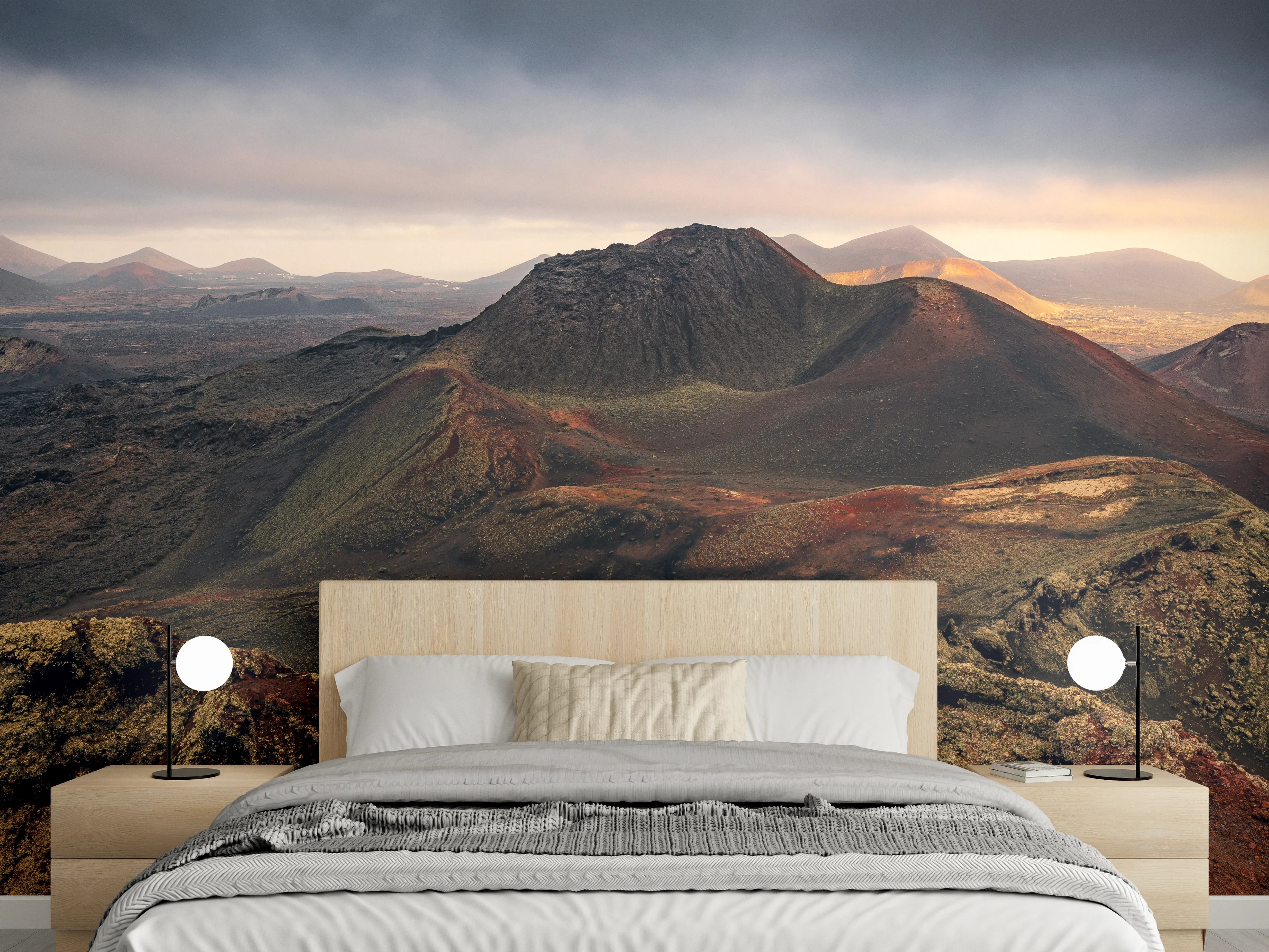 Wandverkleidung Schlafzimmer - Vulkanische Gebirgslandschaft im Sonnenlicht