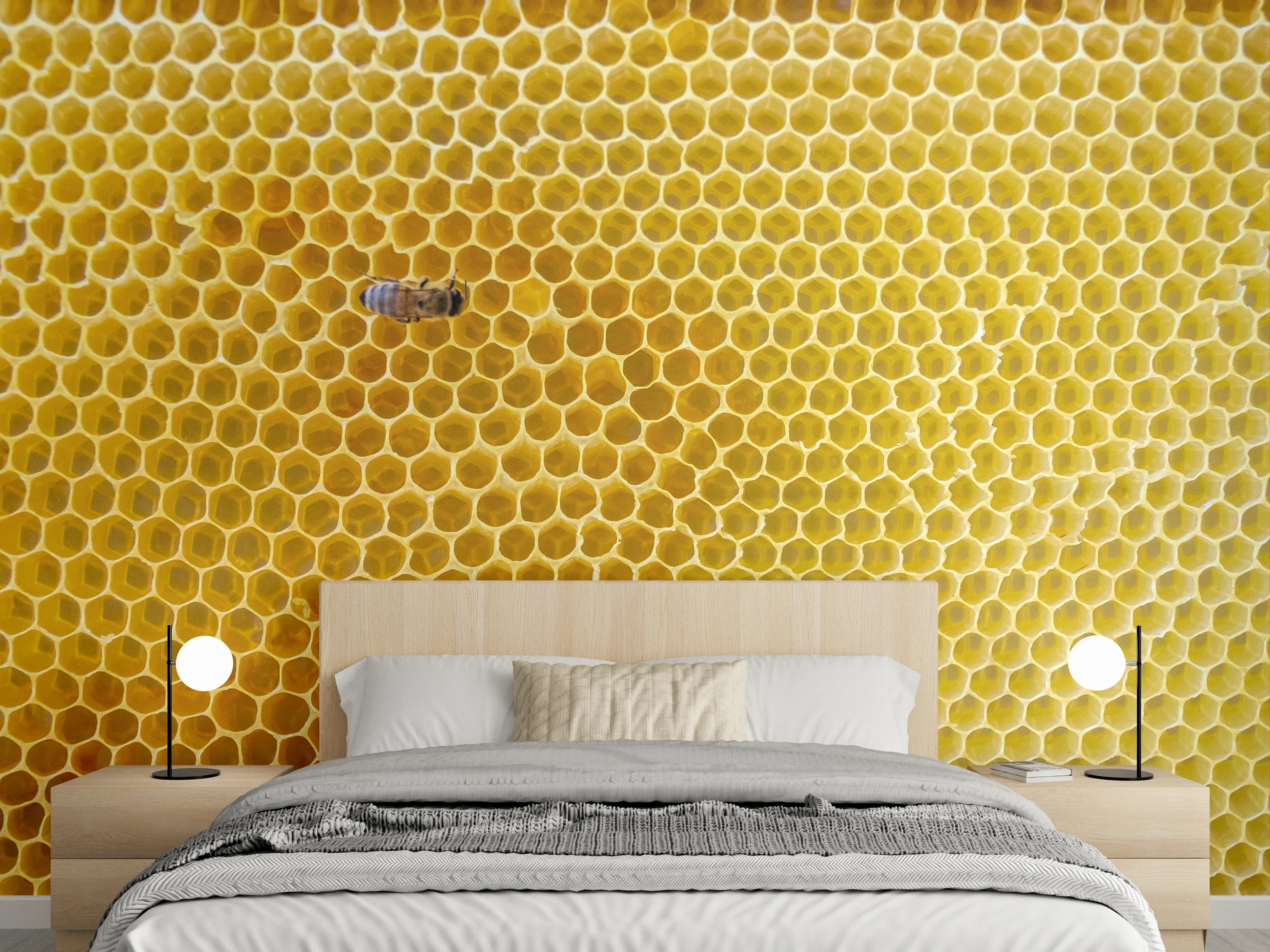 Wandverkleidung Schlafzimmer - Wabenstruktur mit Biene – Natur pur