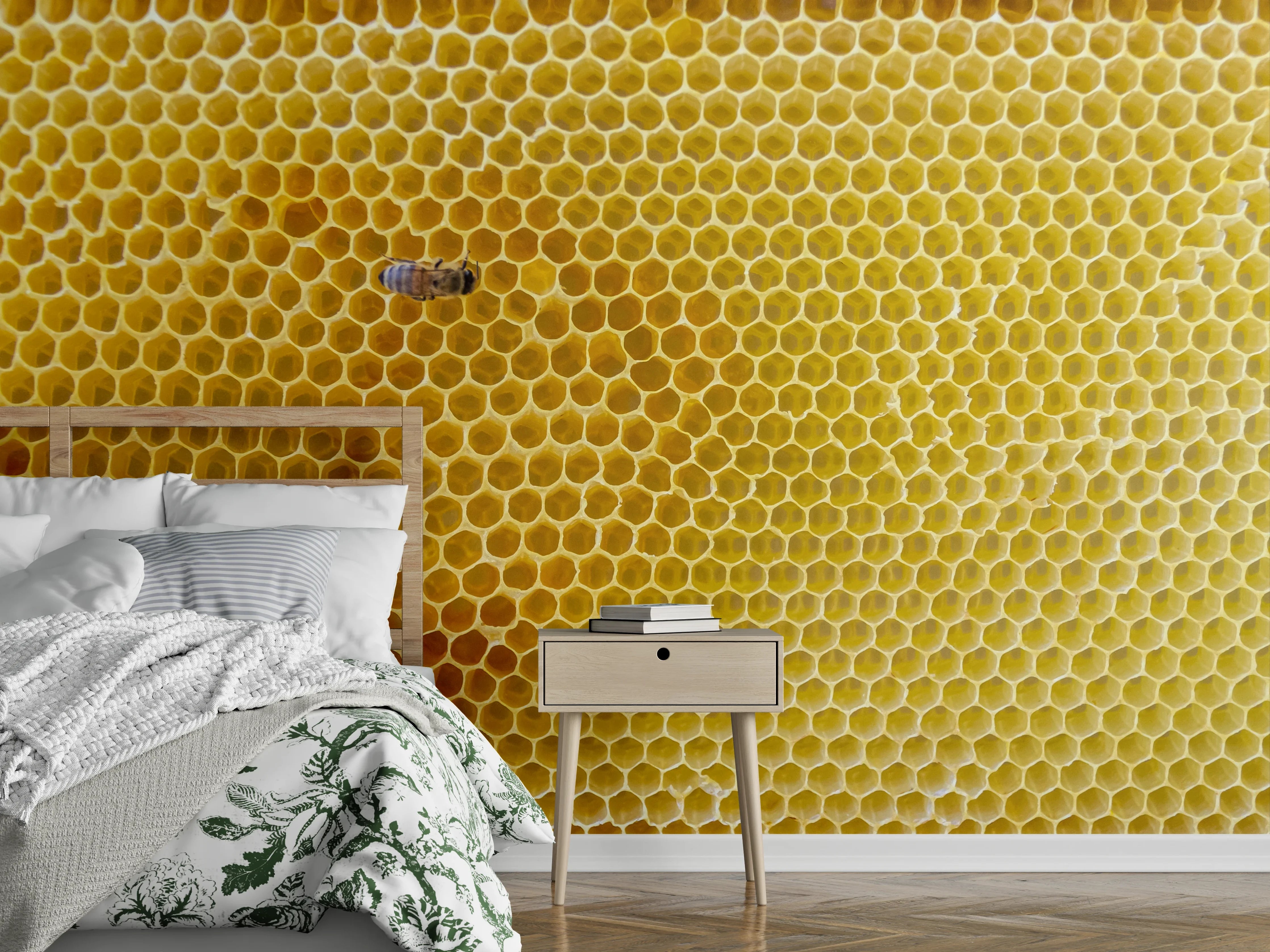 Wandverkleidung Schlafzimmer - Wabenstruktur mit Biene – Natur pur