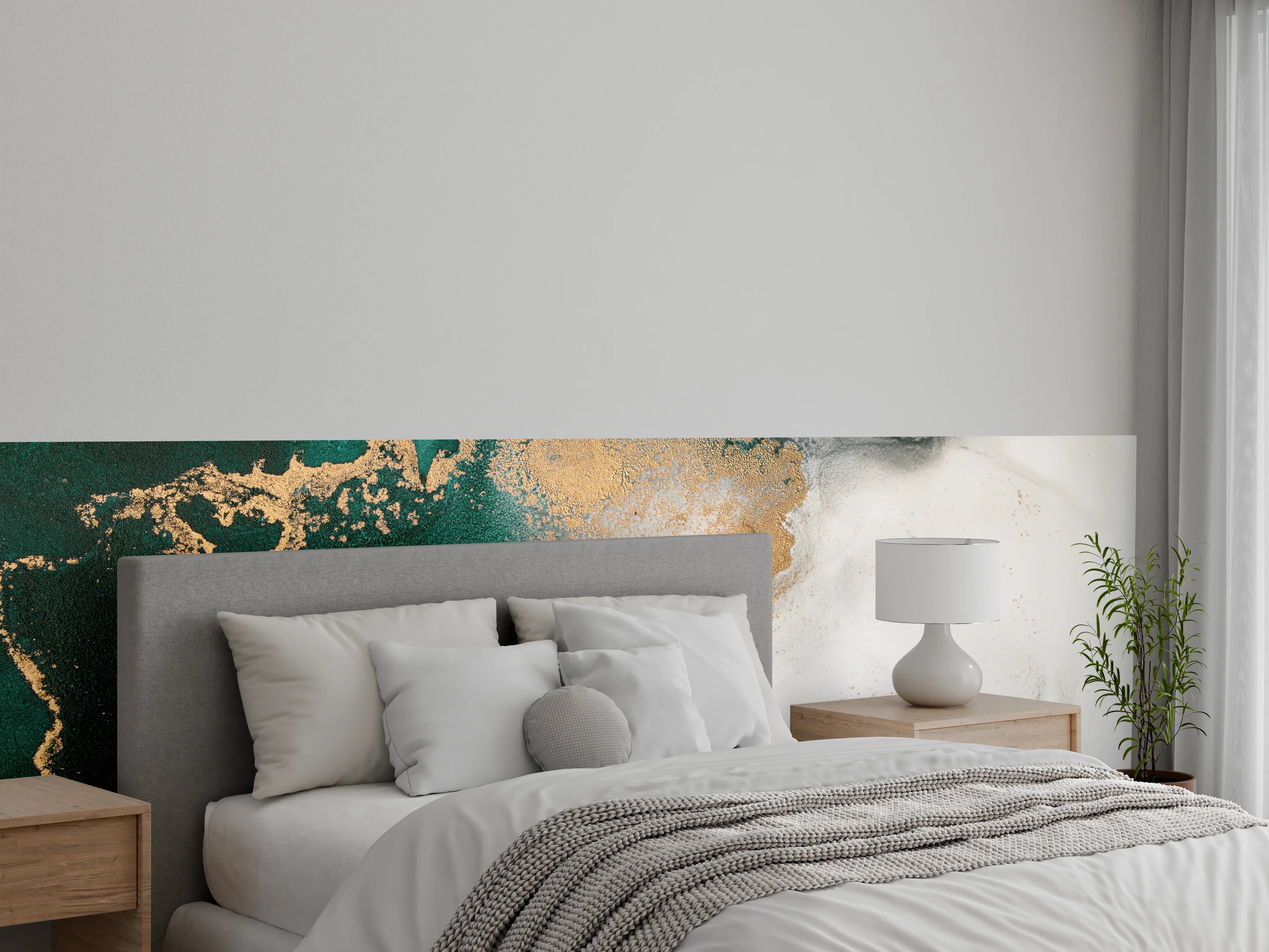 Wandverkleidung Schlafzimmer - Weiß-grüne Marmoroptik mit goldenen Akzenten