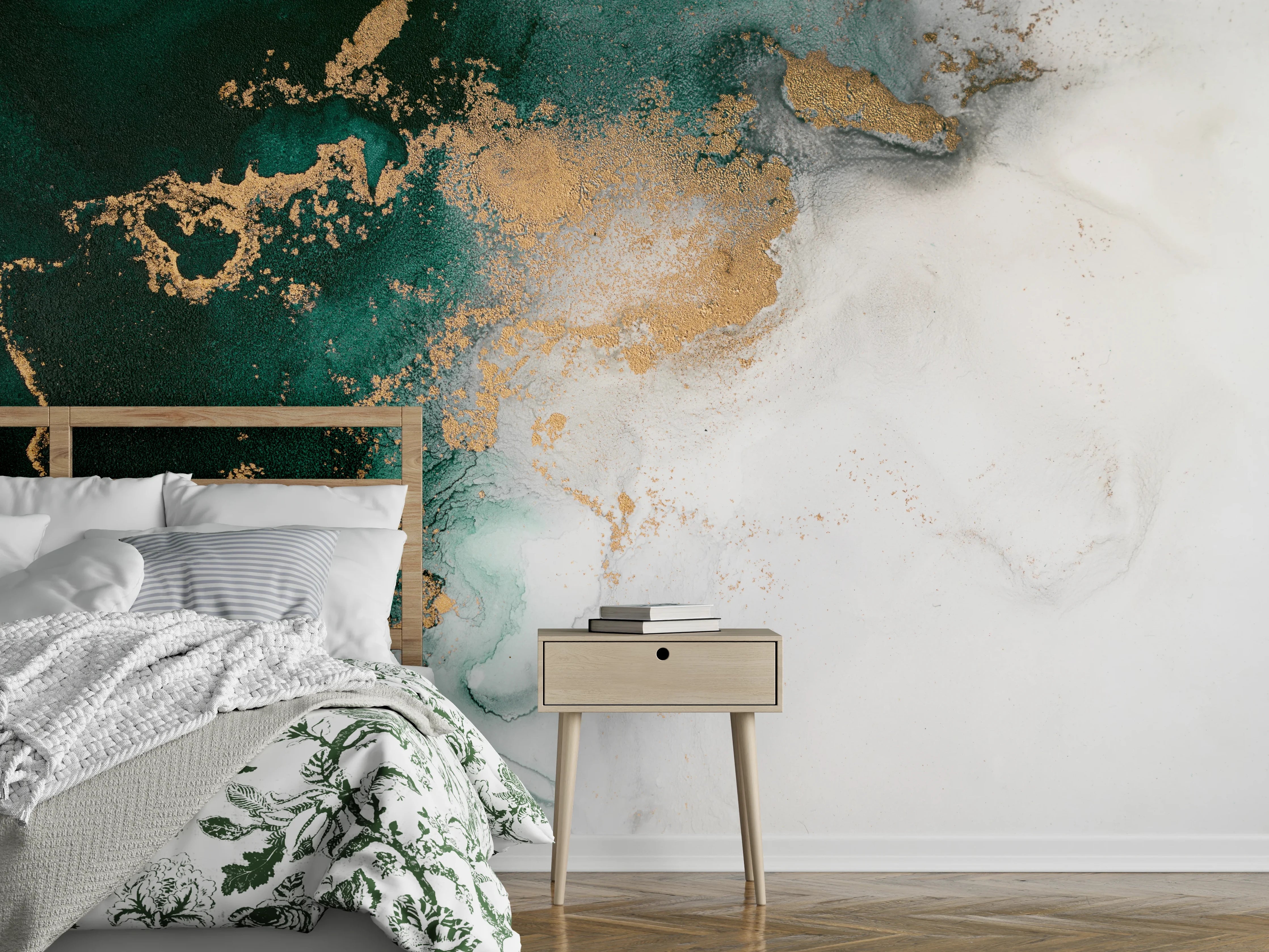 Wandverkleidung Schlafzimmer - Weiß-grüne Marmoroptik mit goldenen Akzenten