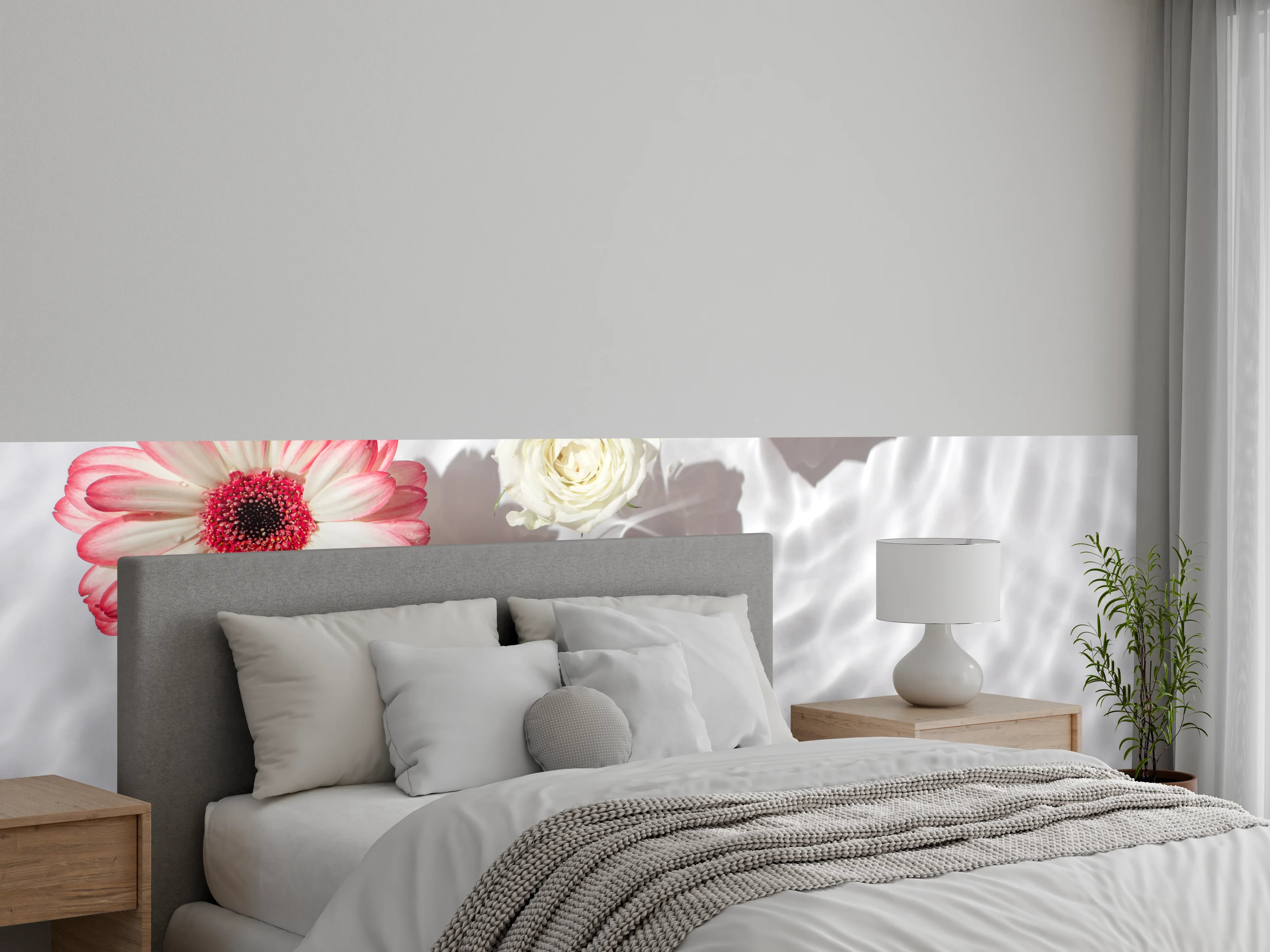 Wandverkleidung Schlafzimmer - Weiße Wasserblumen mit Rosa-Akzent
