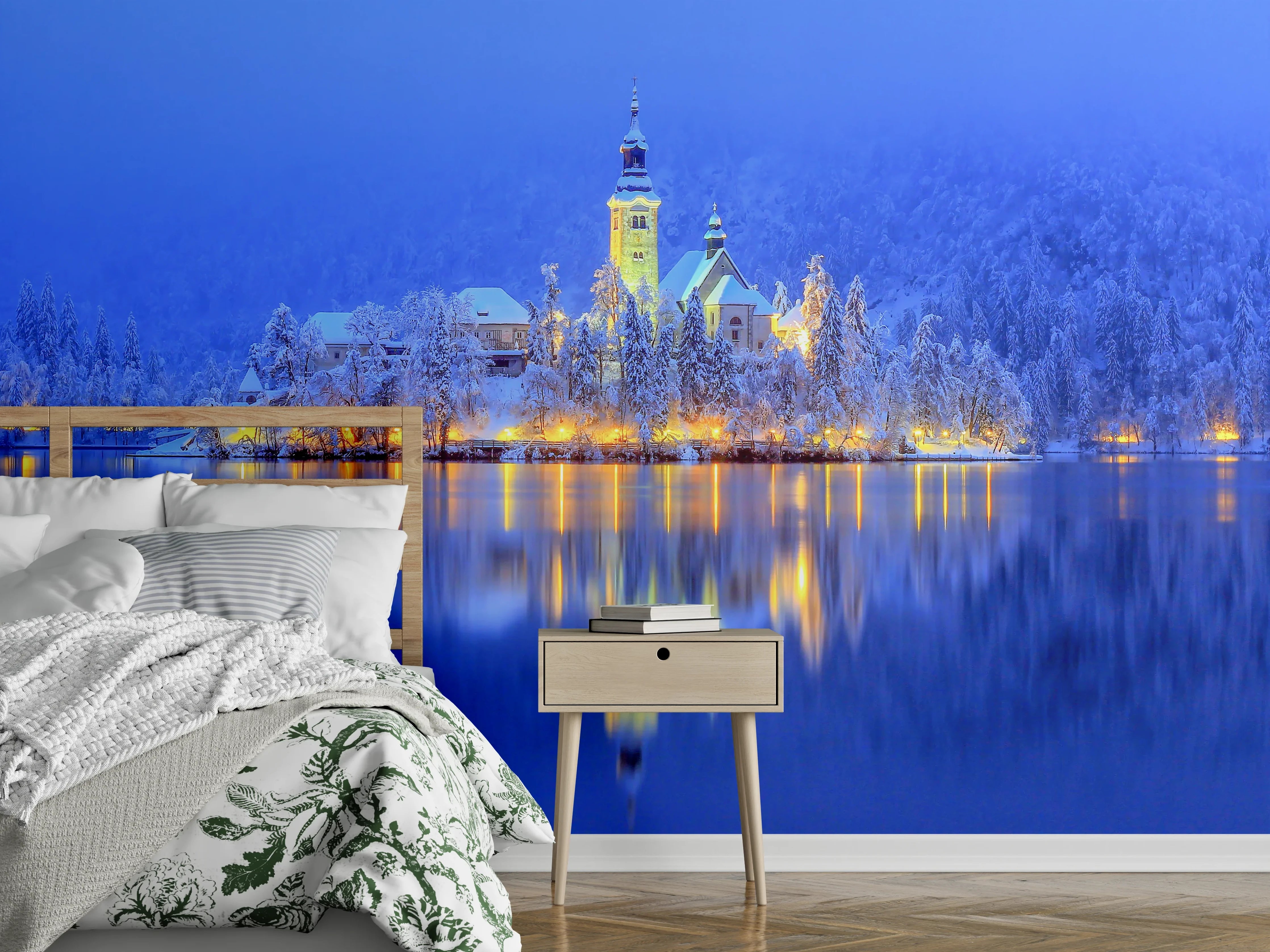 Wandverkleidung Schlafzimmer - Winterlicher See mit beleuchteter Kirche