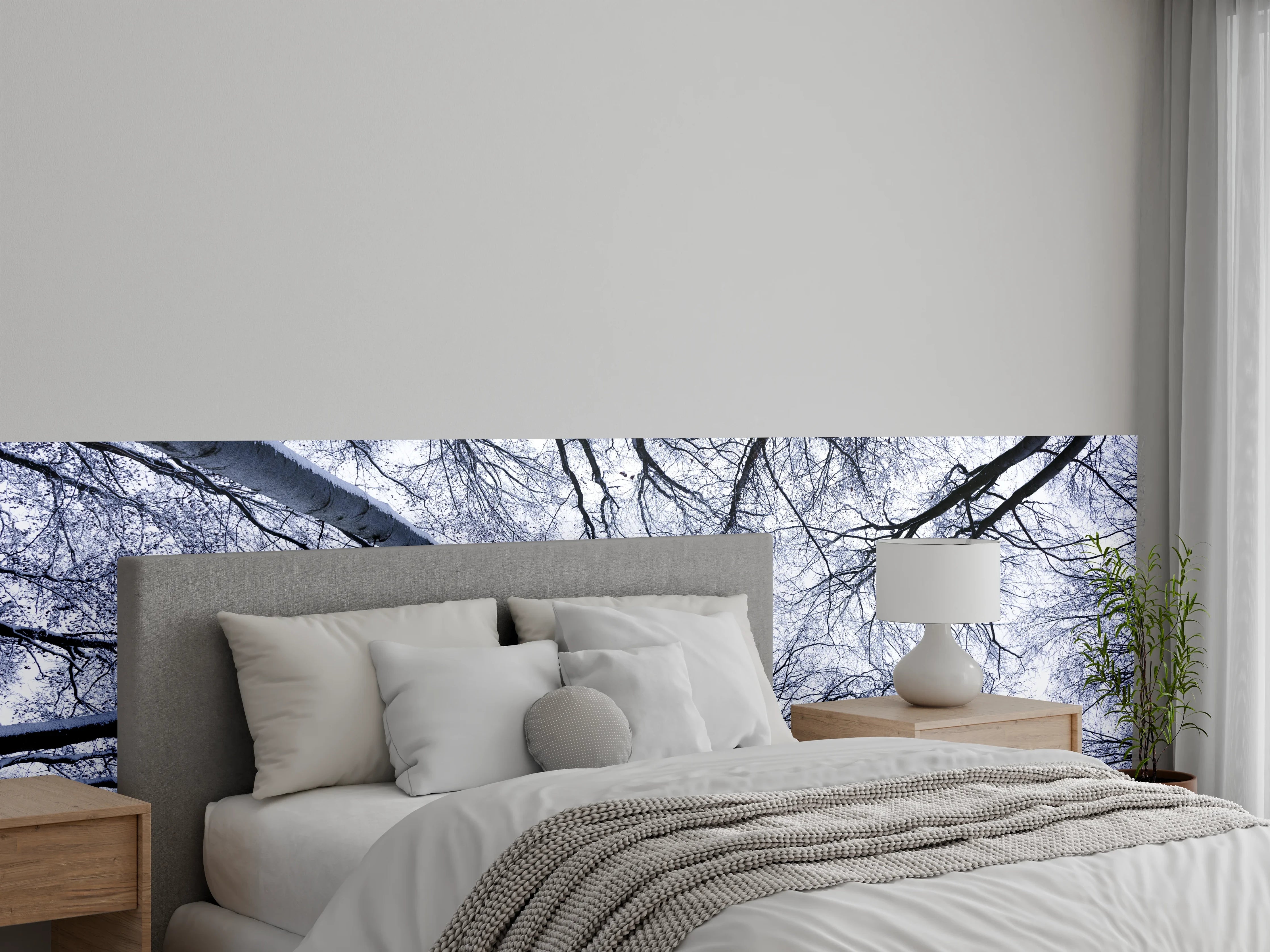 Wandverkleidung Schlafzimmer - Winterlicher Waldblick nach oben – Weiß & Schwarz