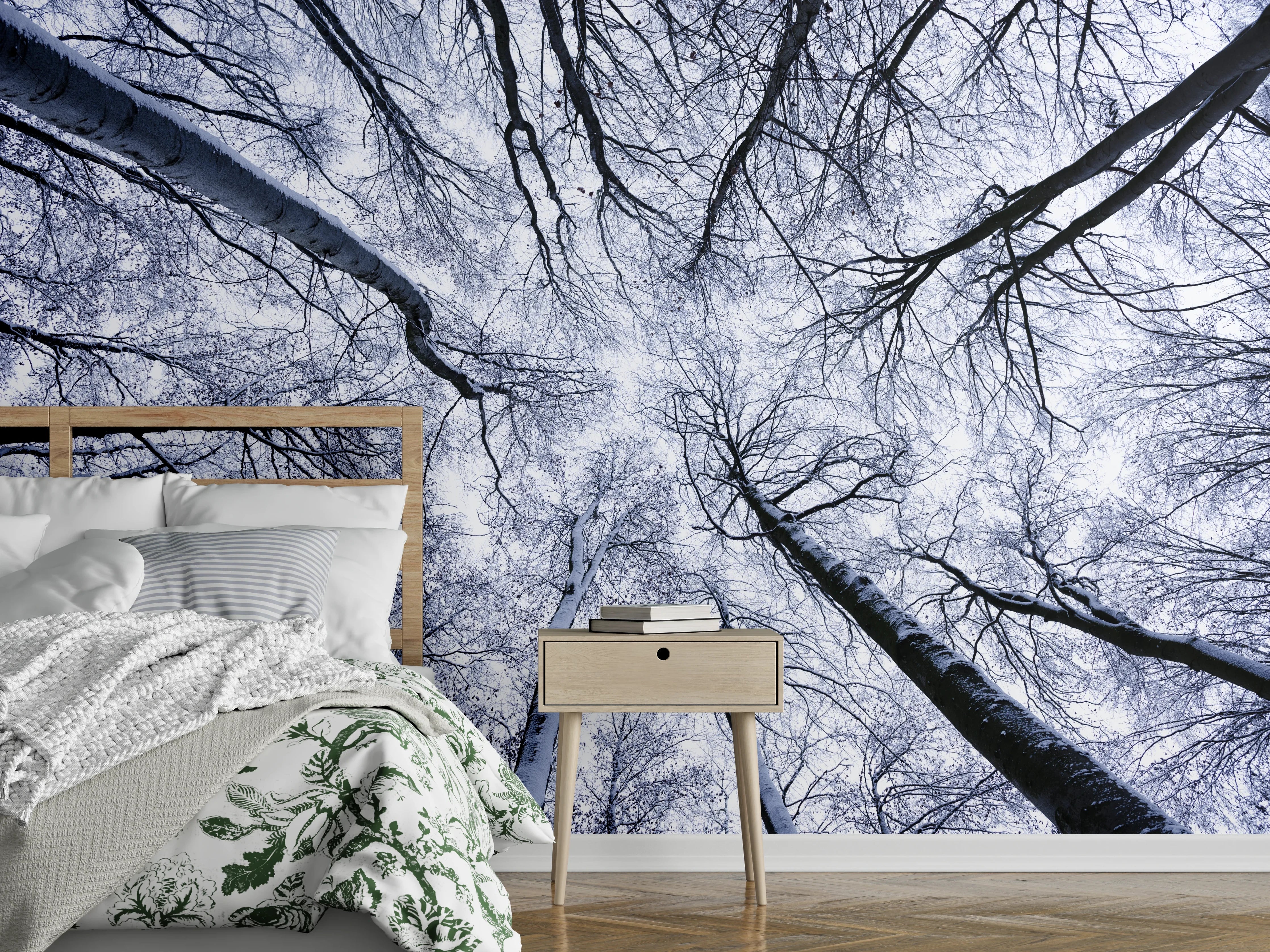 Wandverkleidung Schlafzimmer - Winterlicher Waldblick nach oben – Weiß & Schwarz