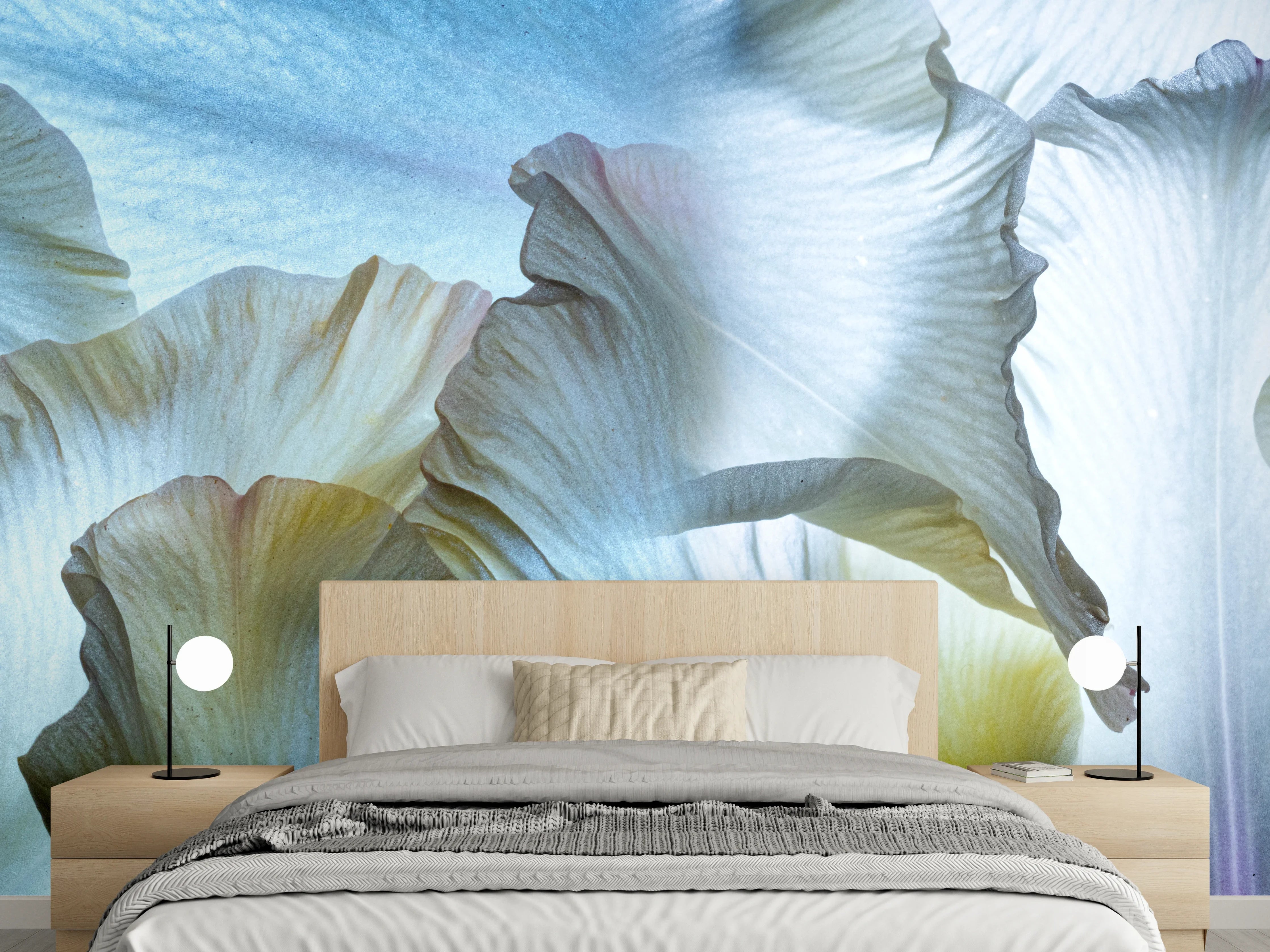 Wandverkleidung Schlafzimmer - Zarte Irisblüten in Pastellfarben