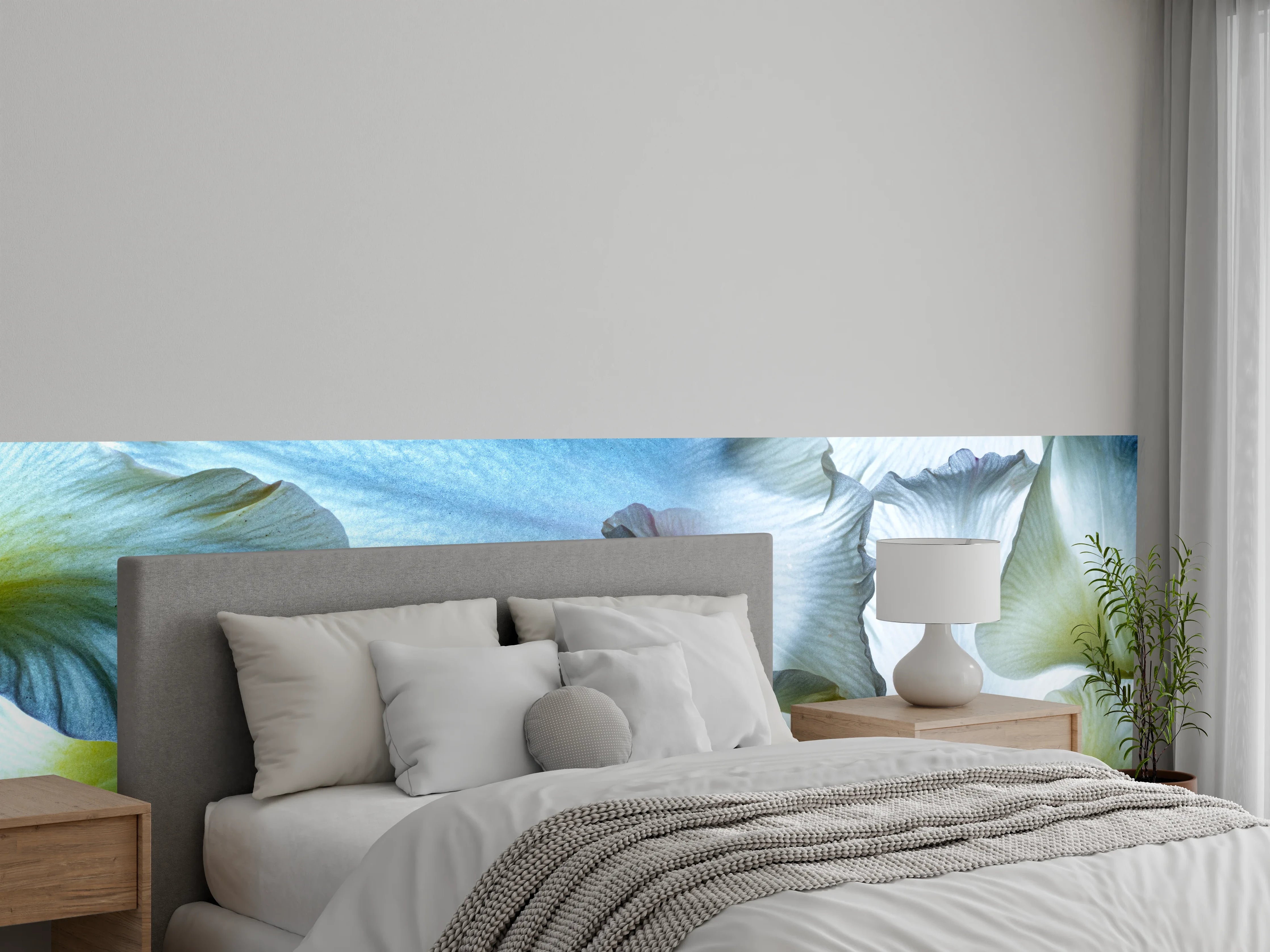 Wandverkleidung Schlafzimmer - Zarte Irisblüten in Pastellfarben
