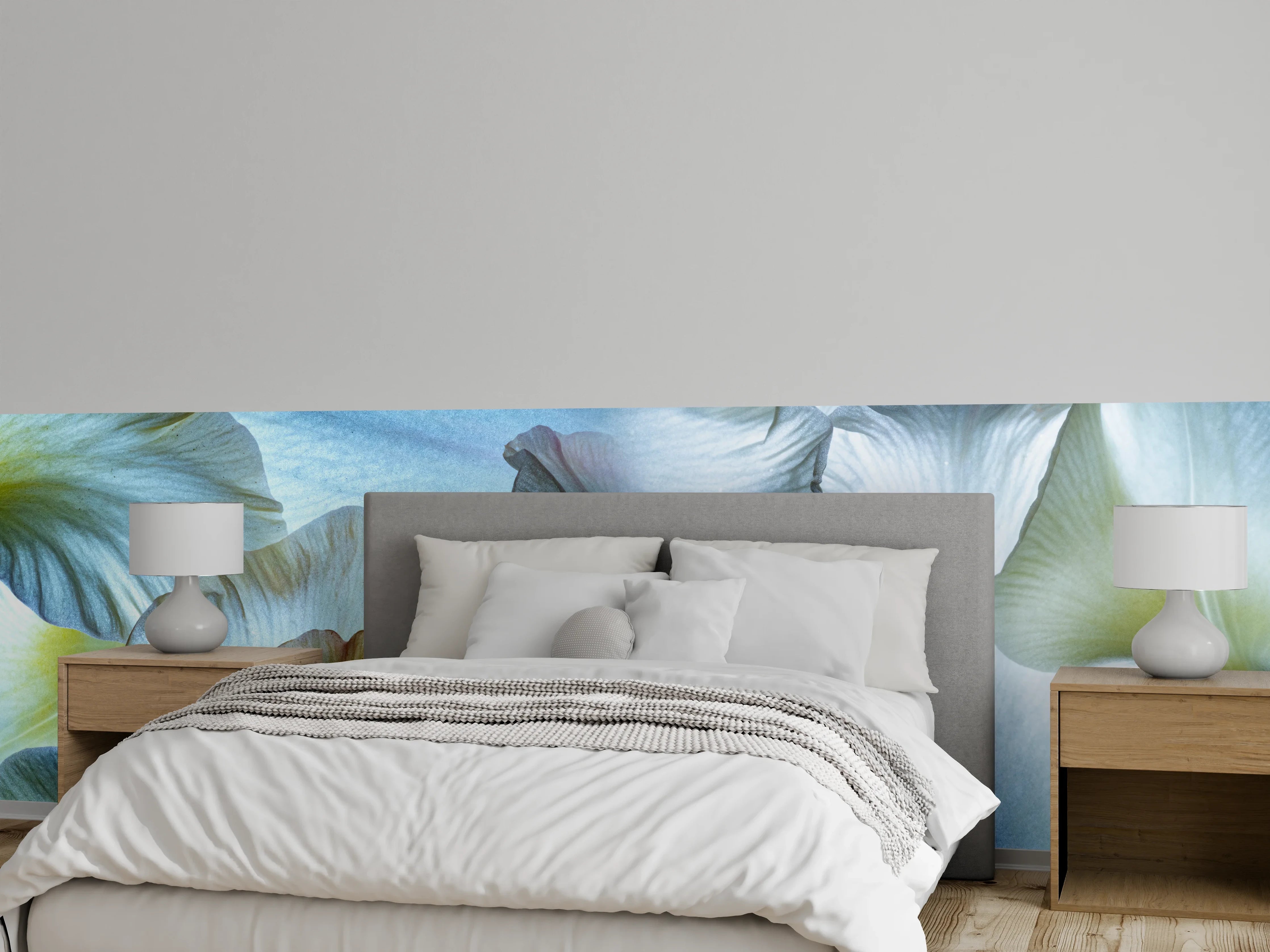 Wandverkleidung Schlafzimmer - Zarte Irisblüten in Pastellfarben