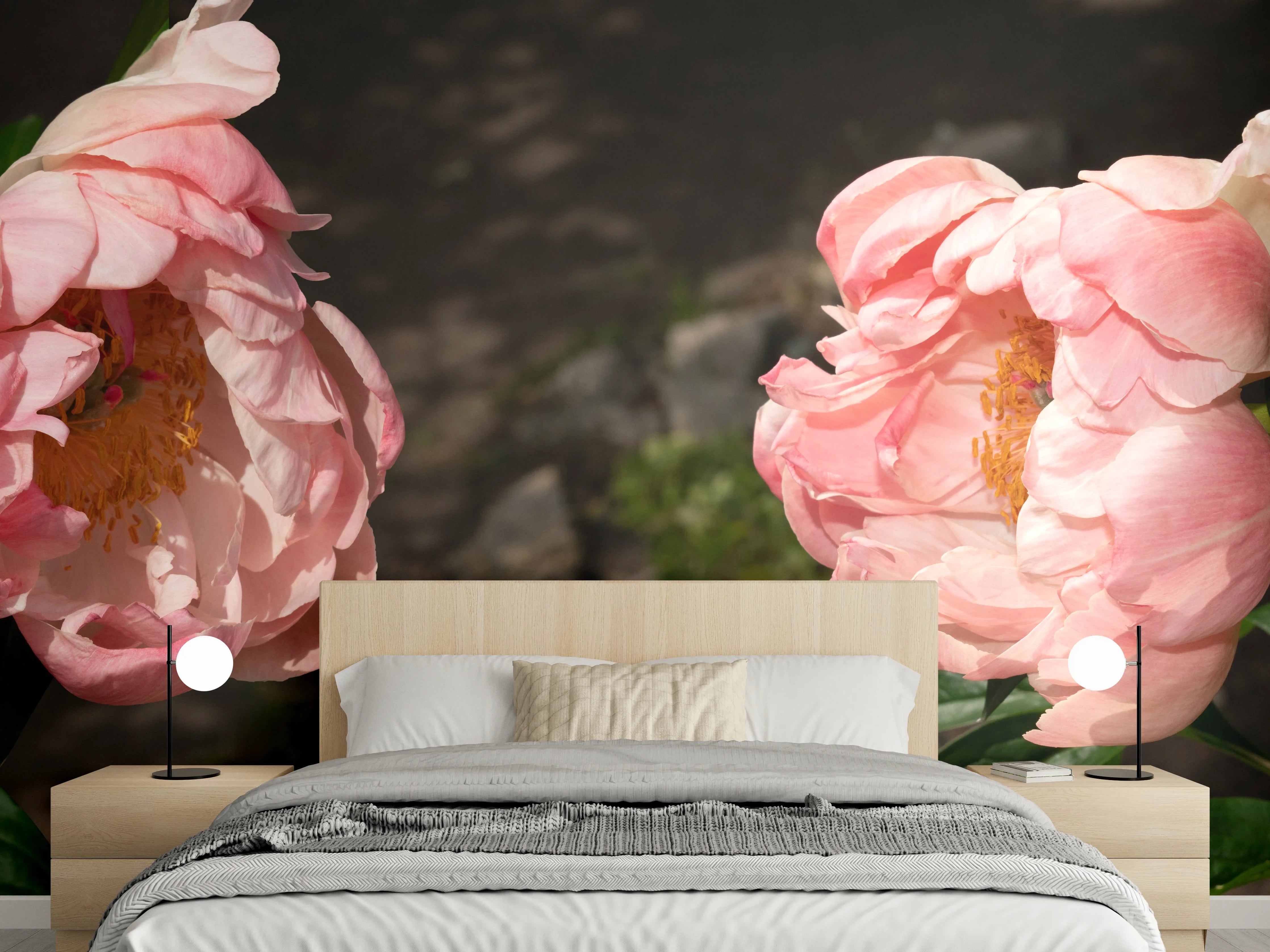 Wandverkleidung Schlafzimmer - Zwei rosa Pfingstrosen in einem alten Garten.