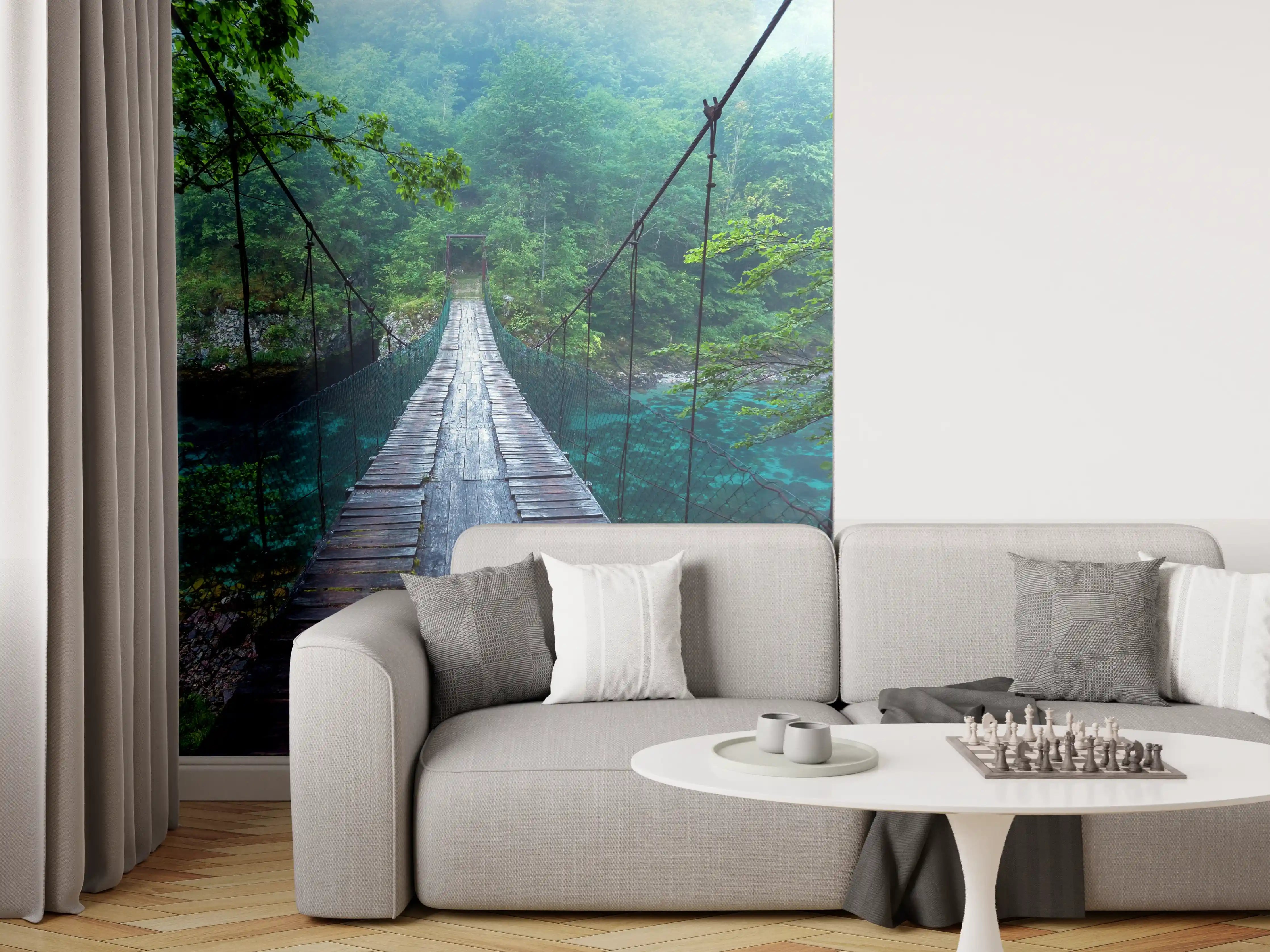 Wandverkleidung Wohnzimmer - Abenteuerliche Hängebrücke inmitten eines grünen Waldes