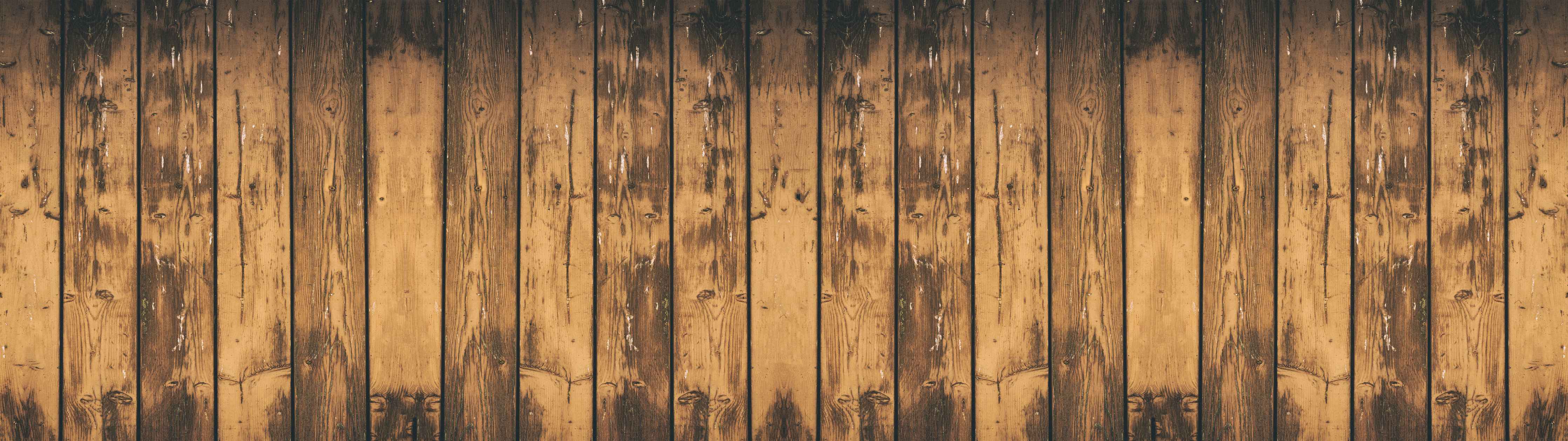 Wandverkleidung Wohnzimmer-Aneinandergereihte leicht angebrannte Holzplatten