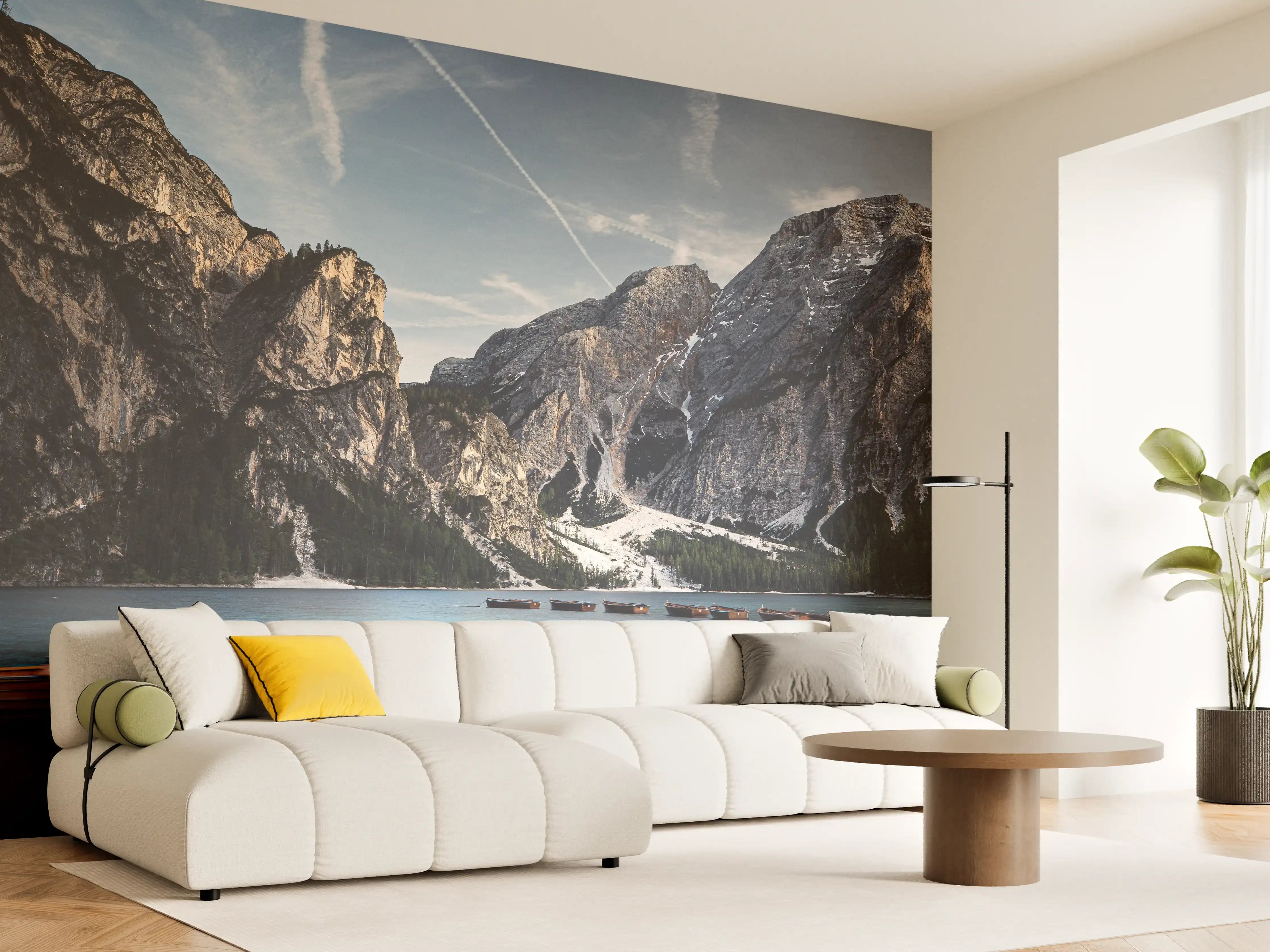 Wandverkleidung Wohnzimmer - Beeindruckende Berg- und Seelandschaft mit Booten