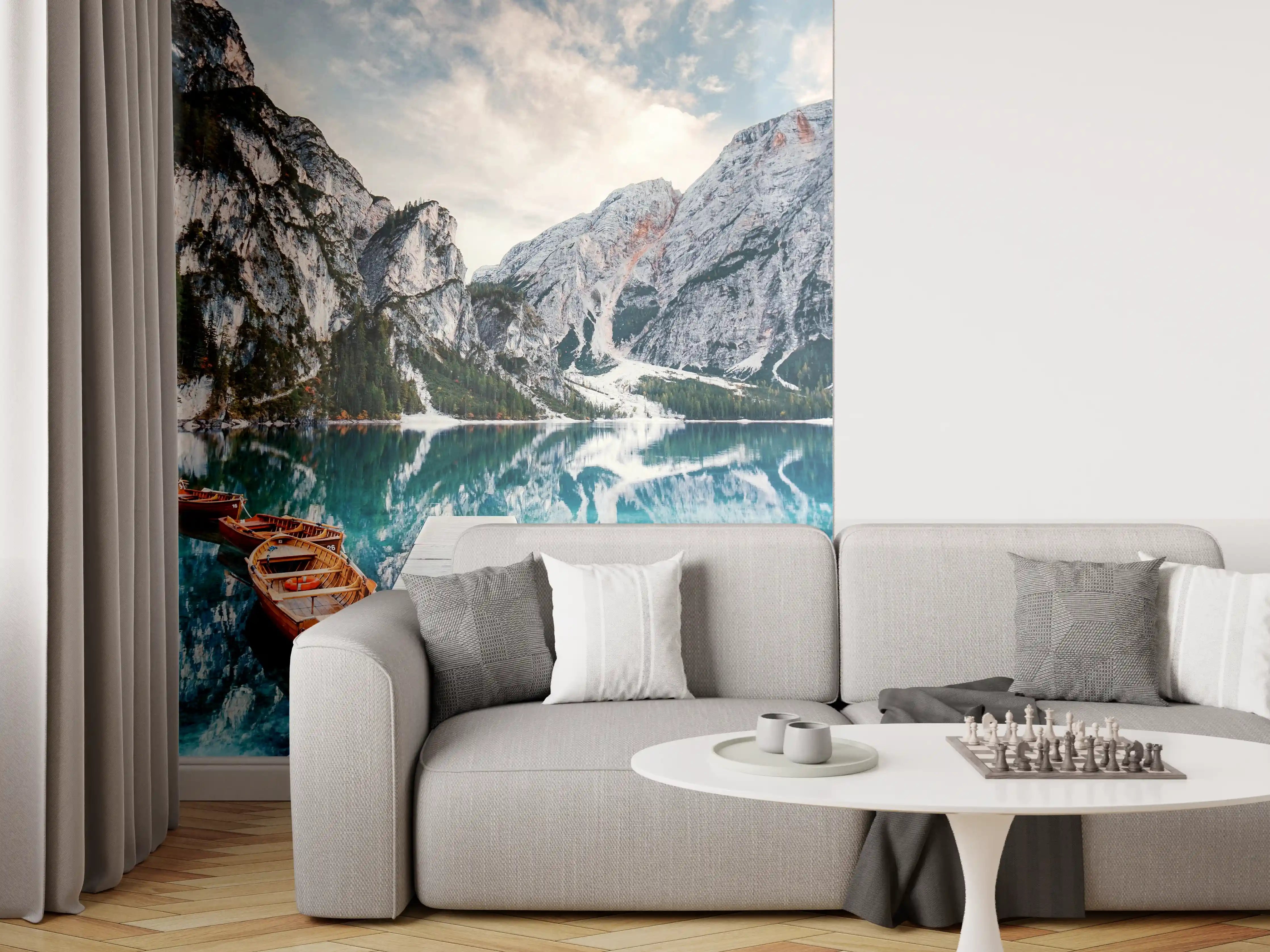 Wandverkleidung Wohnzimmer - Bergsee mit Booten und Gipfeln