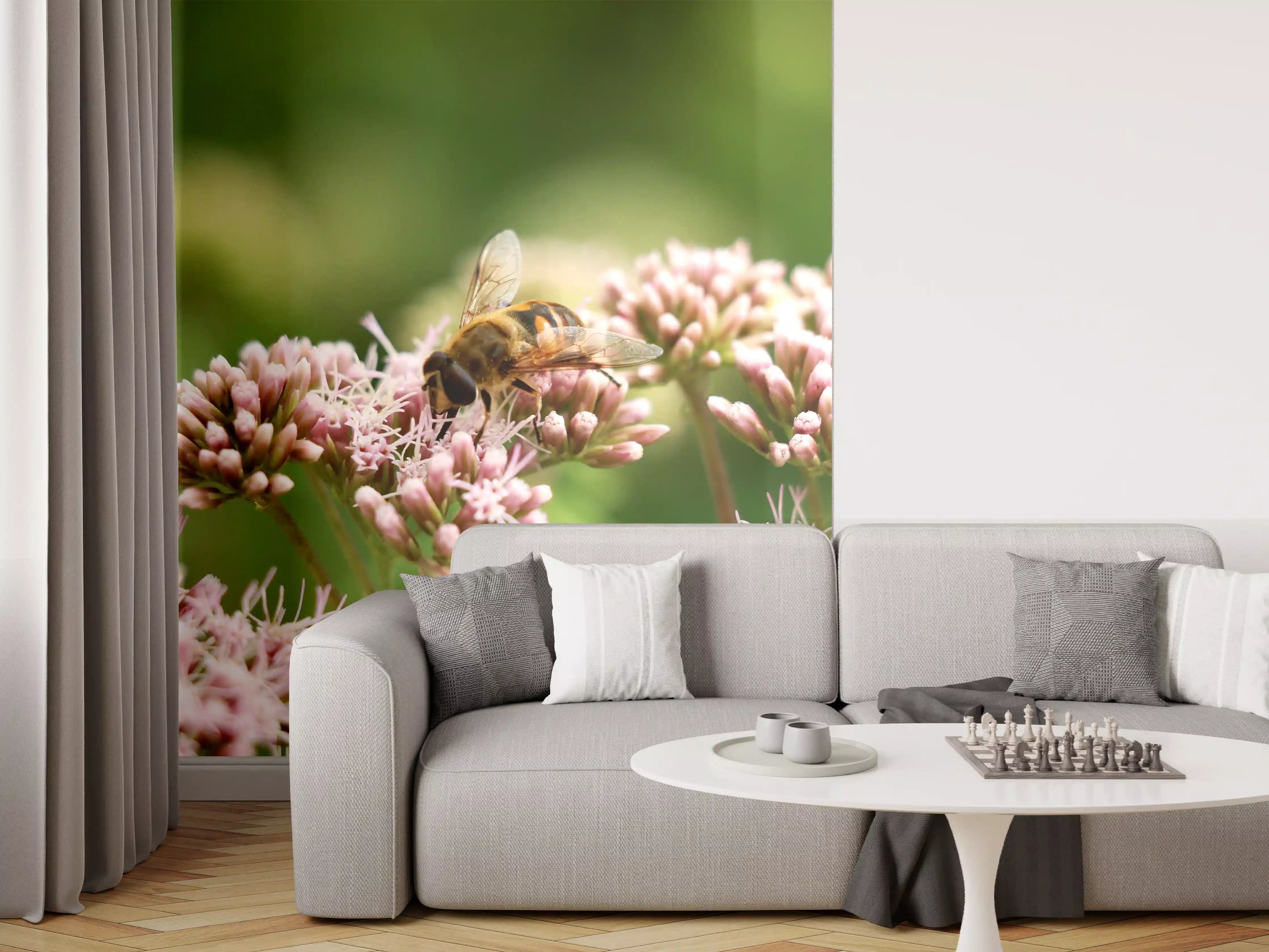 Wandverkleidung Wohnzimmer - Biene auf Rosa Blüten Makro