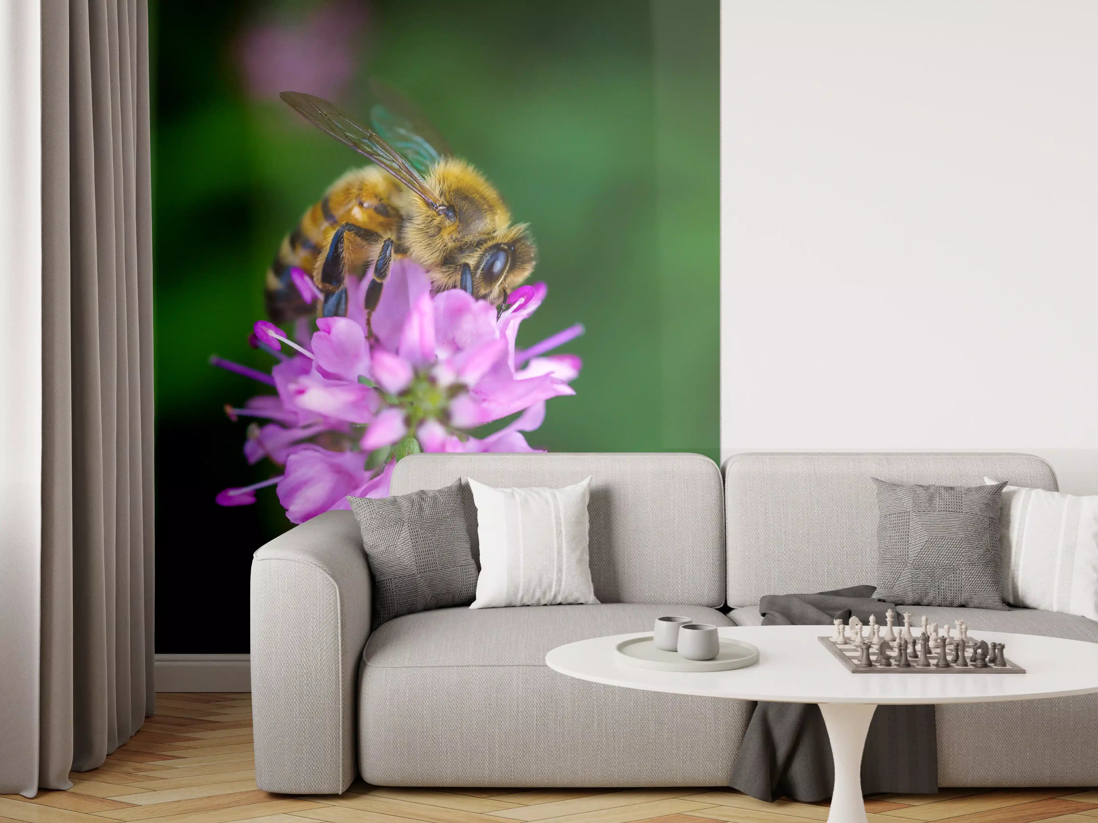 Wandverkleidung Wohnzimmer - Biene auf lila Blüte