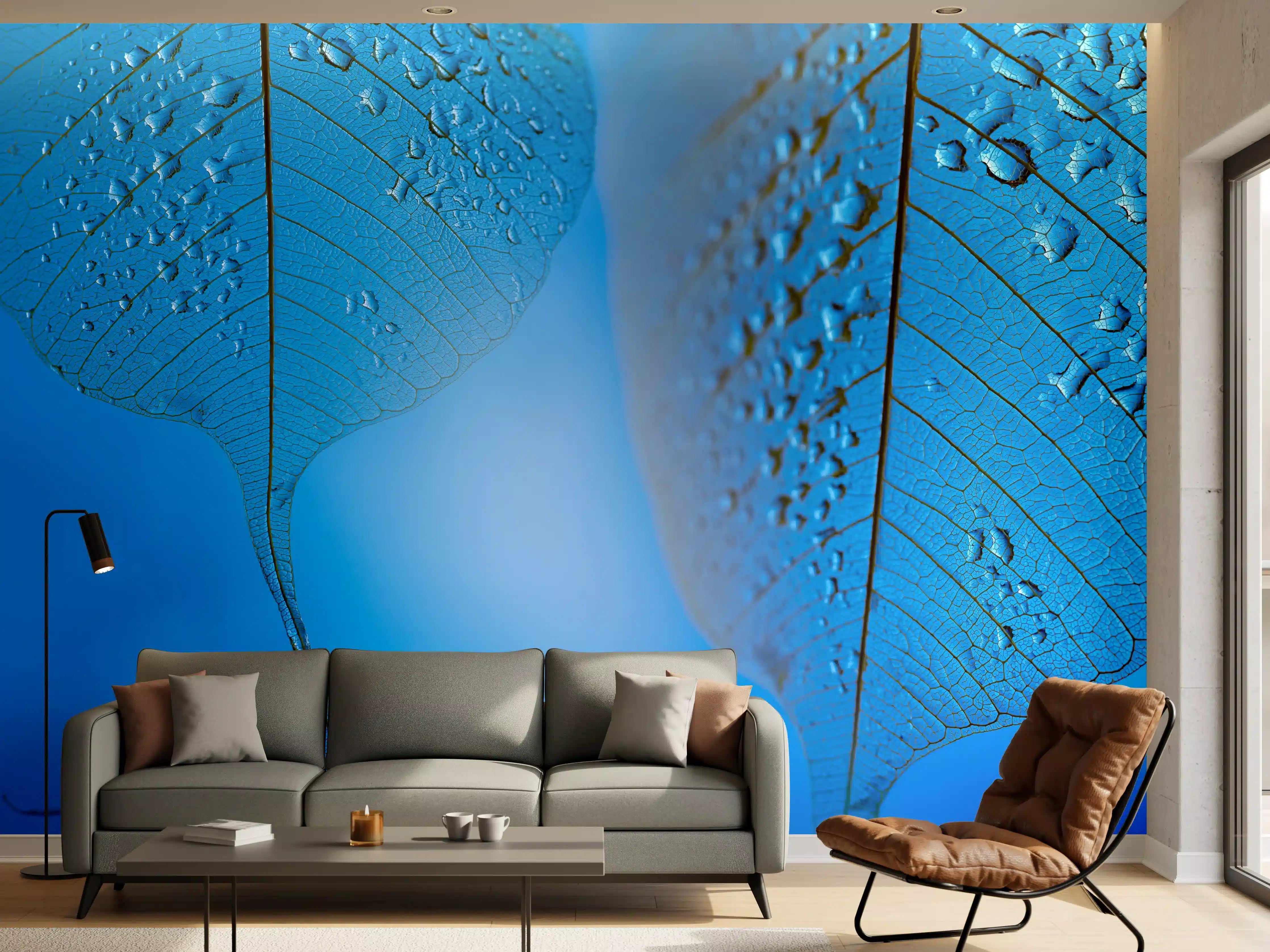 Wandverkleidung Wohnzimmer - Blatt mit Wassertropfen im blauen Licht