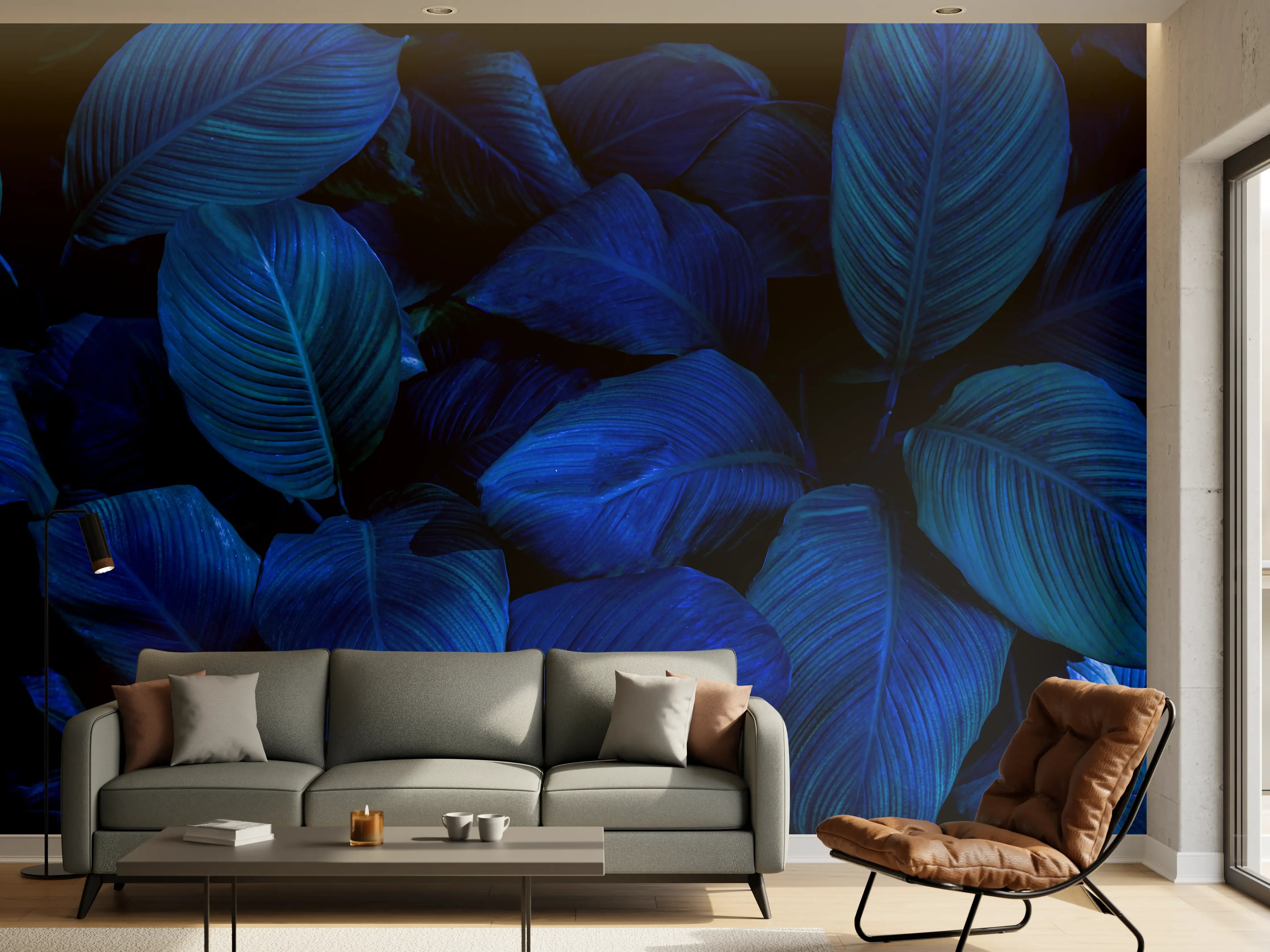 Wandverkleidung Wohnzimmer - Blaue Blätter in dunkler Umgebung