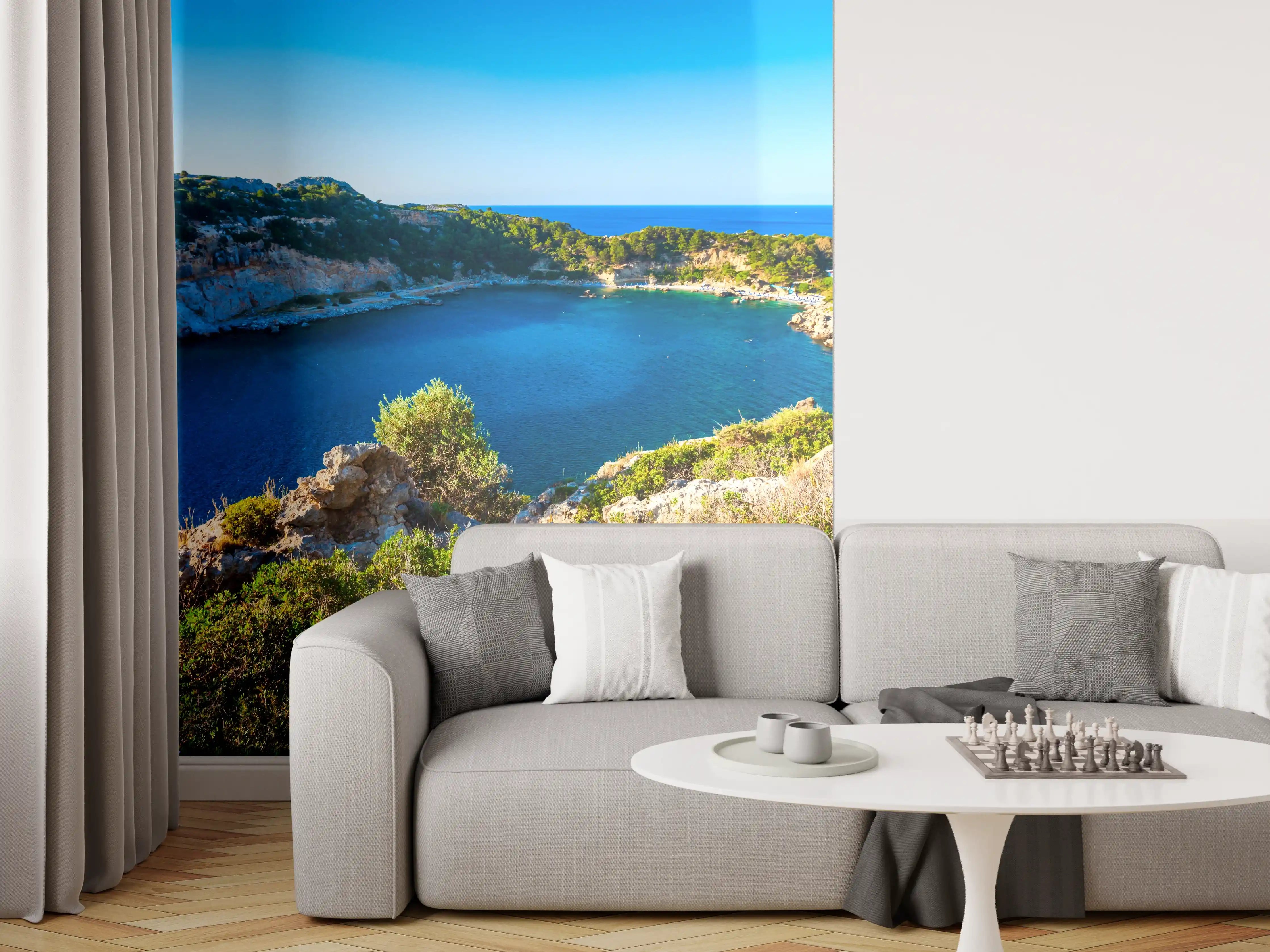 Wandverkleidung Wohnzimmer - Blaue Bucht mit Felsen und Vegetation