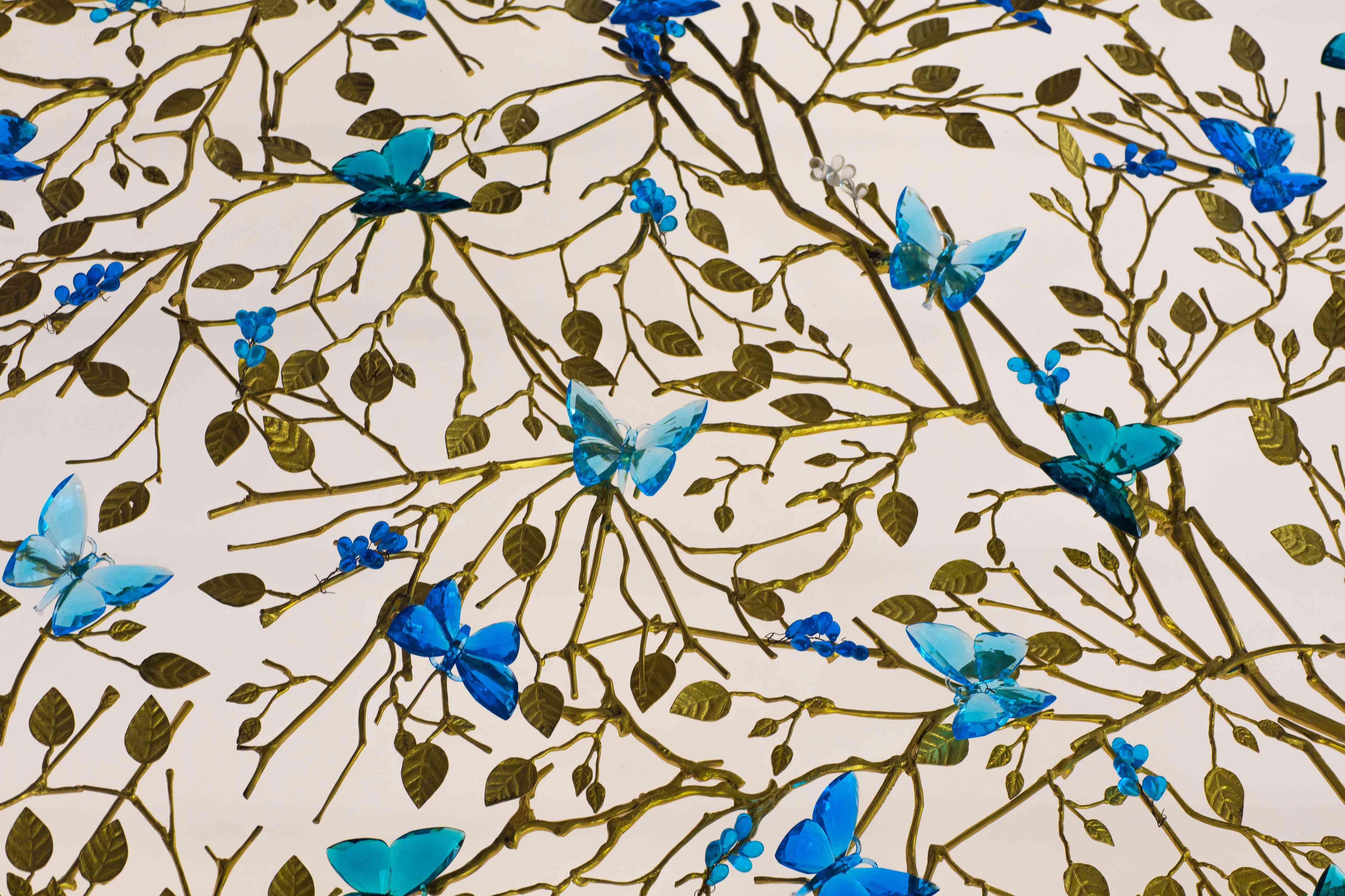 Wandverkleidung Wohnzimmer-Blaues Schmetterlingsmuster auf eleganter Oberfläche