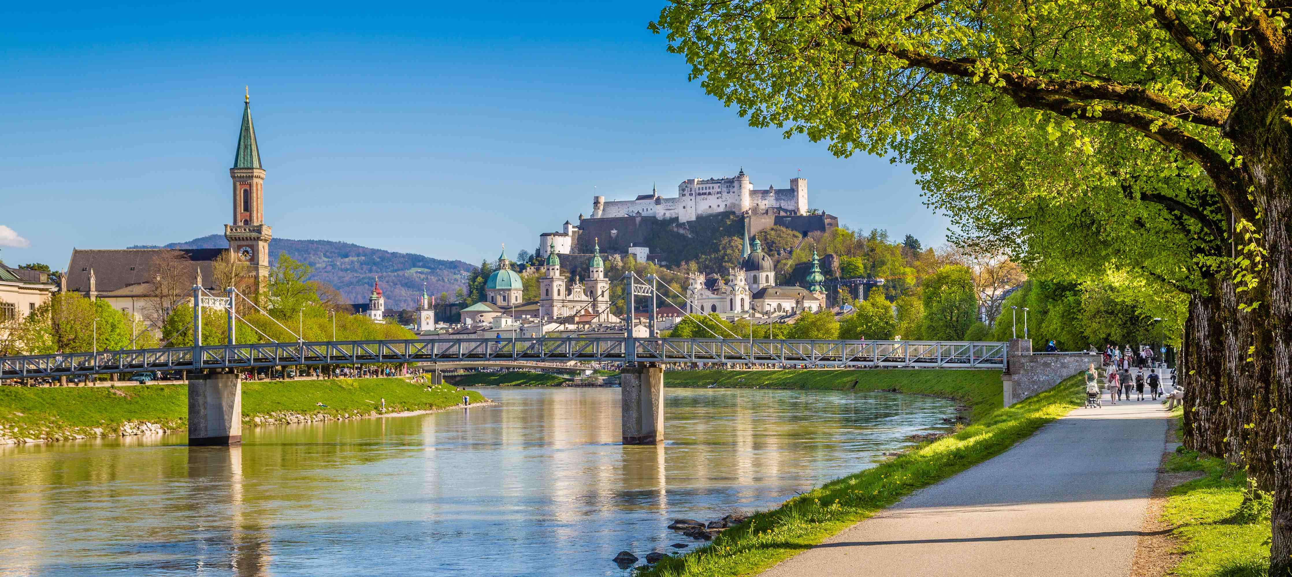 Wandverkleidung Wohnzimmer-Blick auf die Salzburger Altstadt bei Sonnenschein