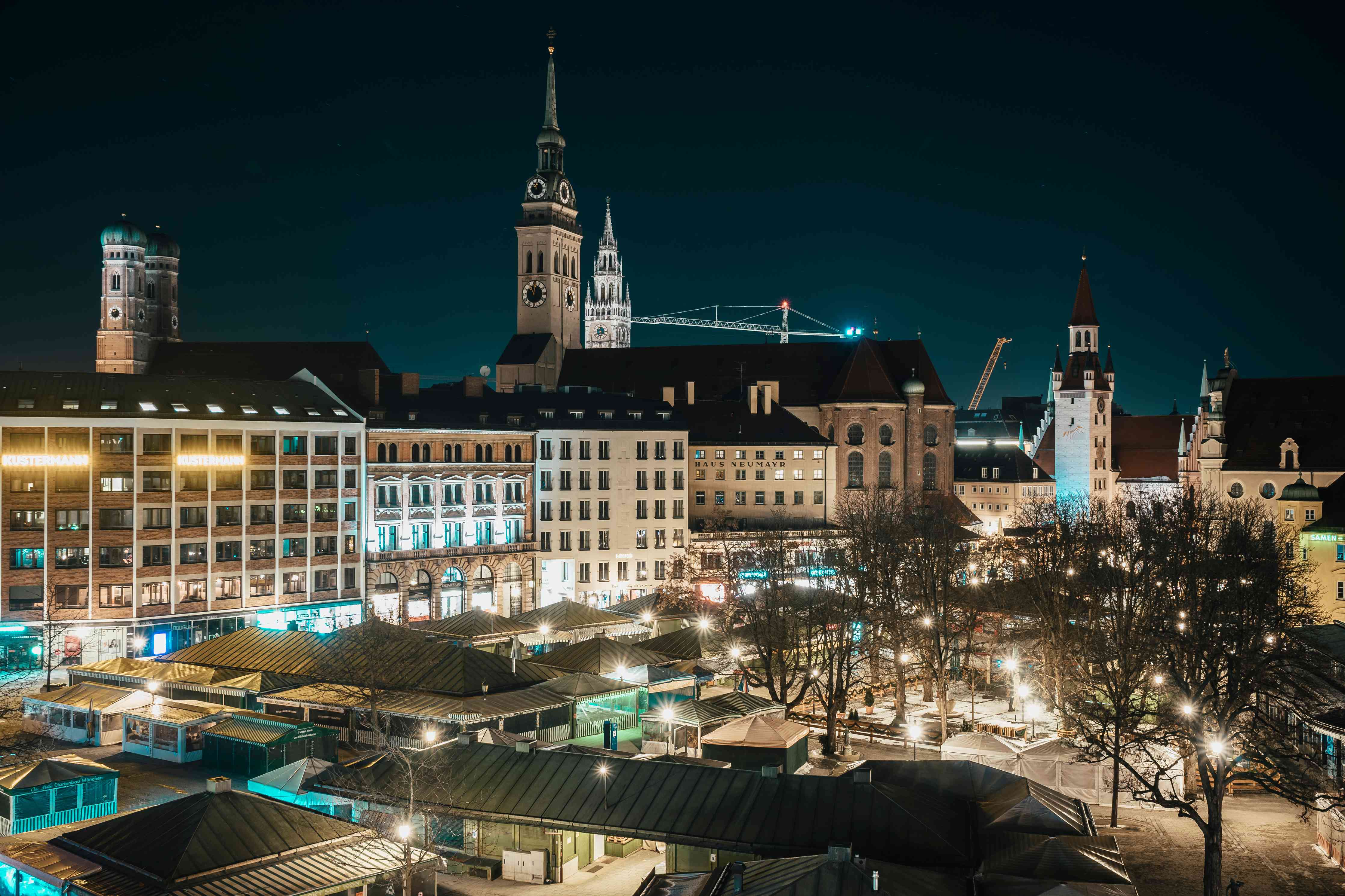 Wandverkleidung Wohnzimmer-Blick über den Viktualienmarkt zur Frauenkirche - München