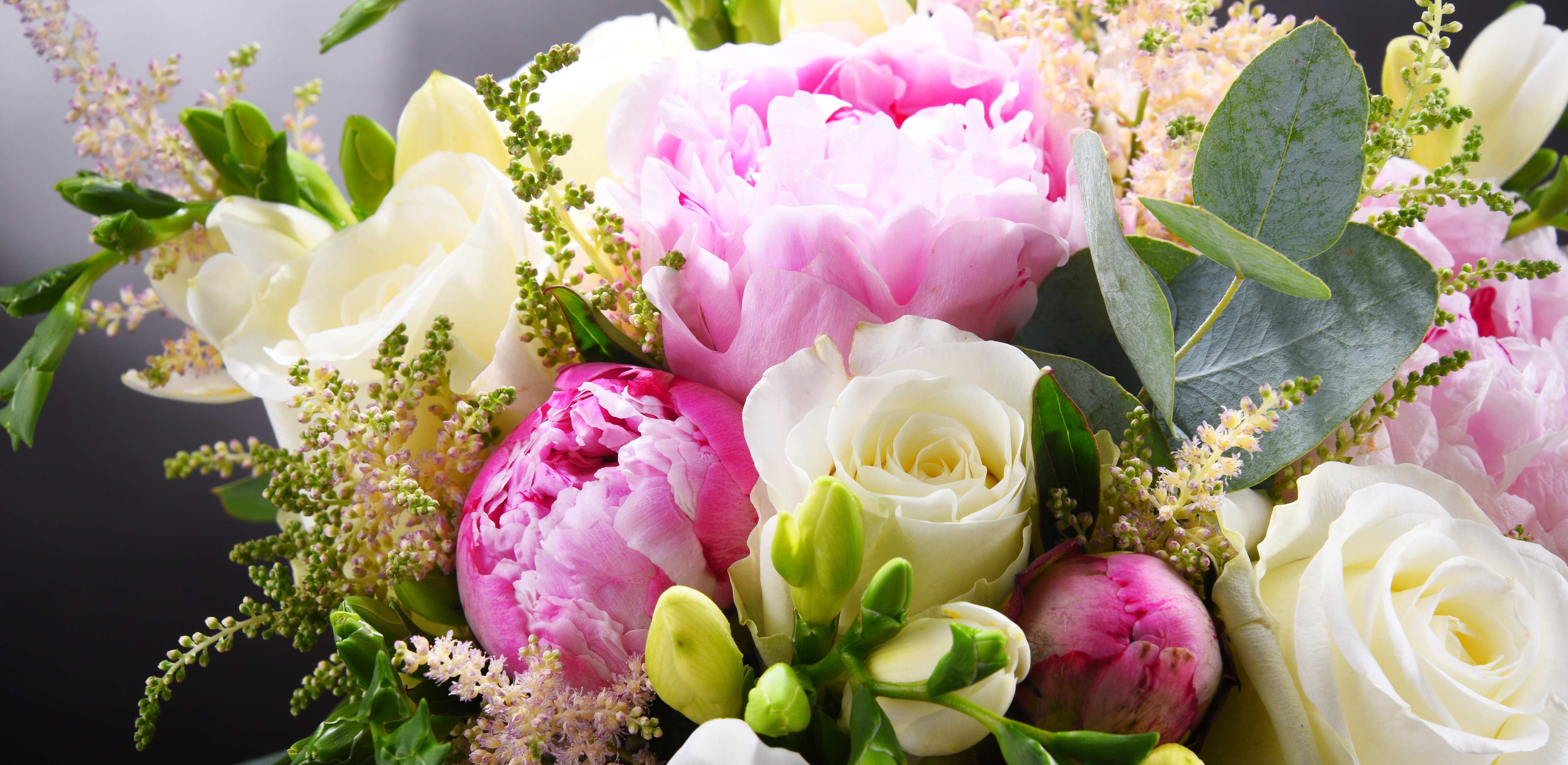 Wandverkleidung Wohnzimmer-Blühender Blumenstrauß in sanften Pastelltönen