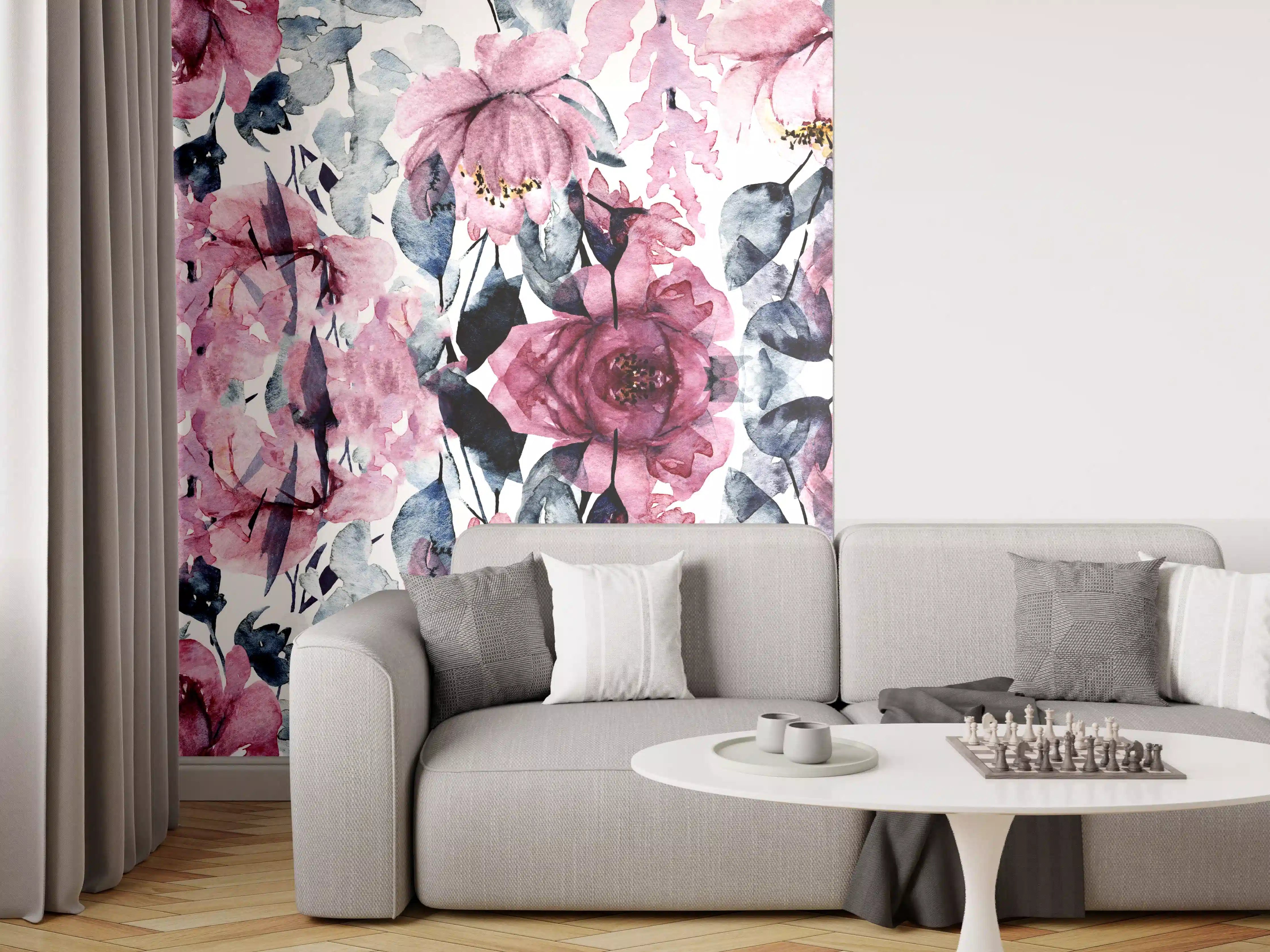 Wandverkleidung Wohnzimmer - Blumenmuster im Wasserfarbenstil mit Pink- und Grautönen