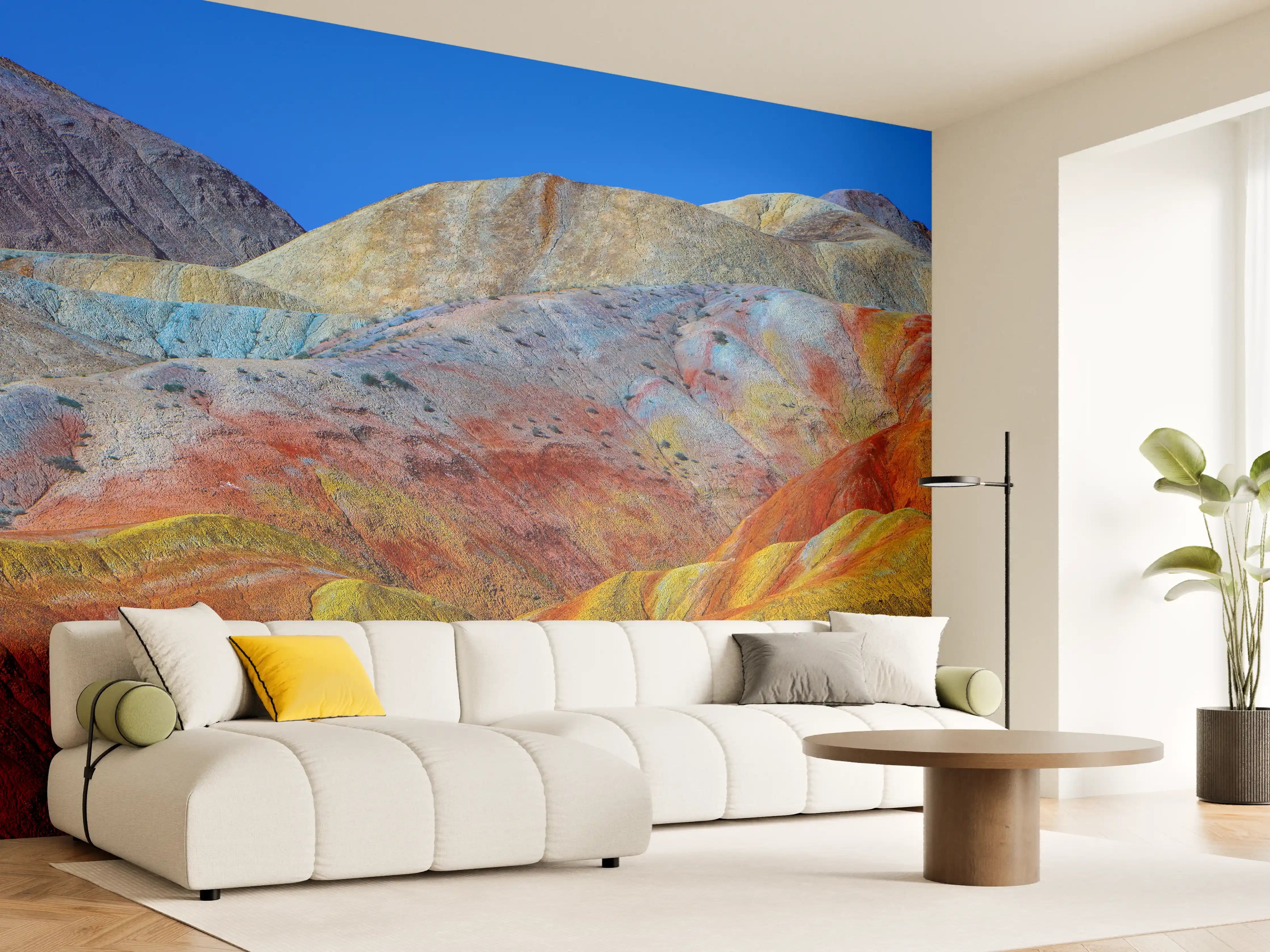 Wandverkleidung Wohnzimmer - Bunte Berglandschaft unter klarem Himmel