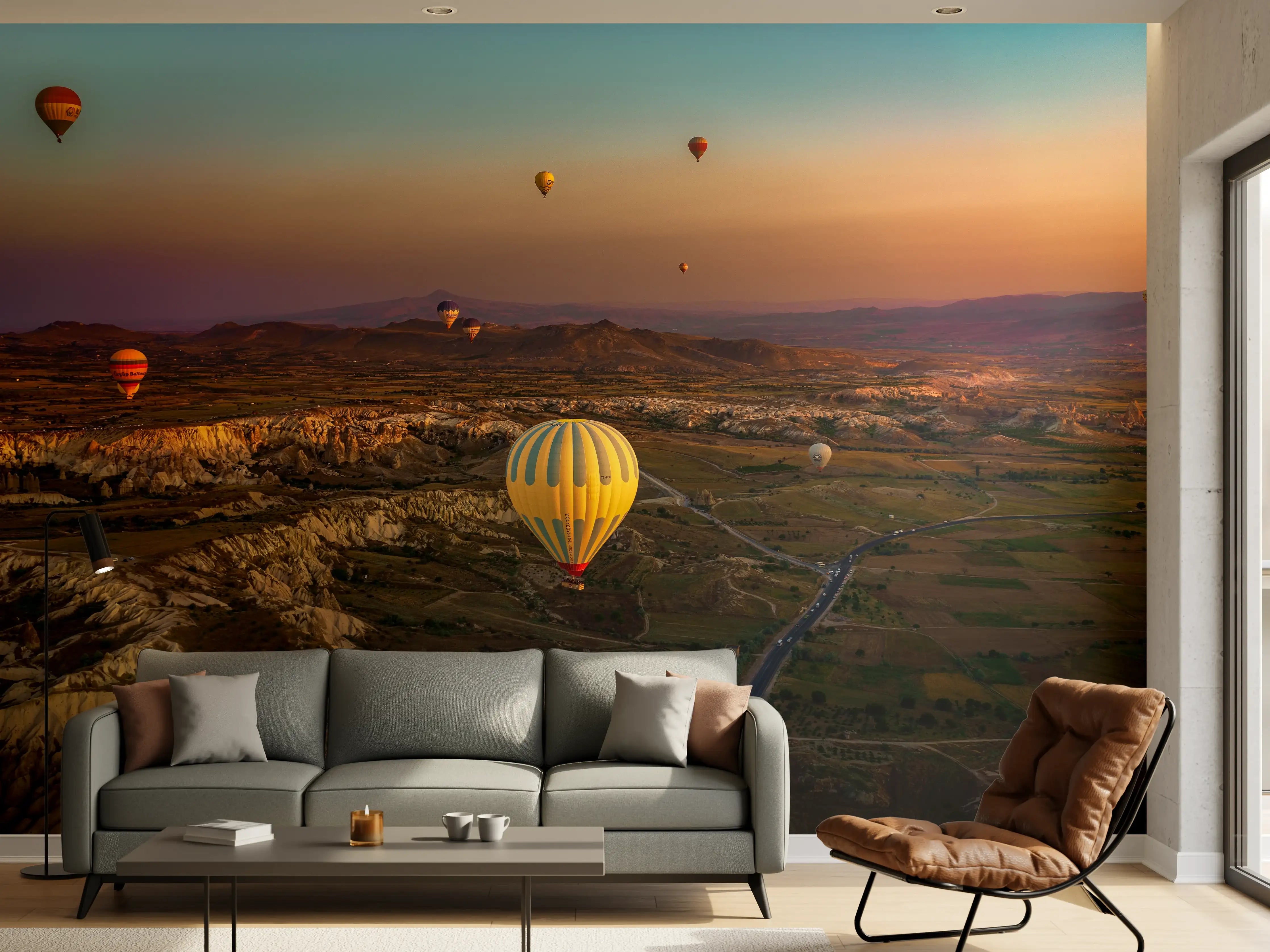 Wandverkleidung Wohnzimmer - Bunte Heißluftballons bei Sonnenuntergang über der Landschaft