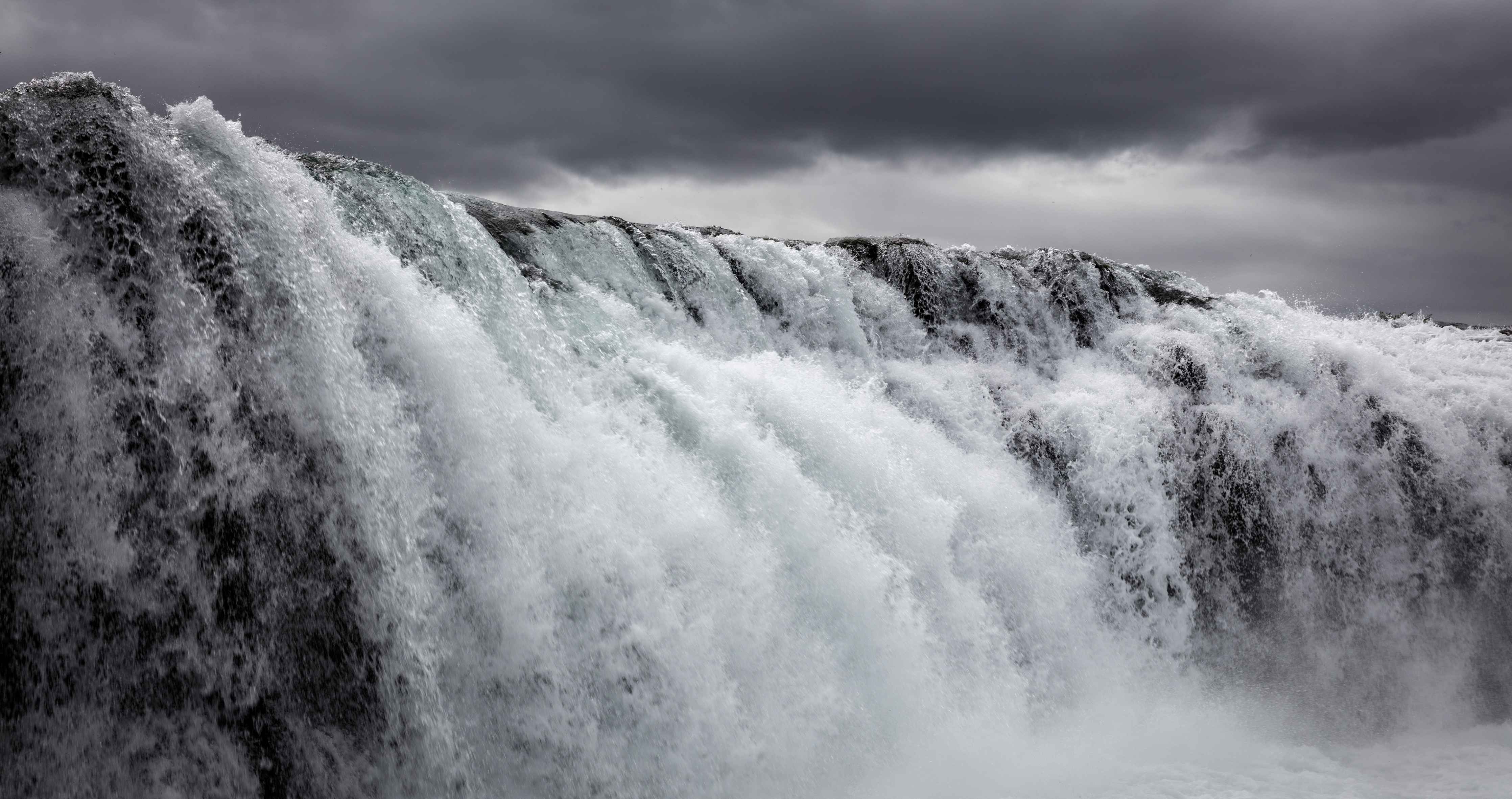Wandverkleidung Wohnzimmer-Dunkler Wasserfall