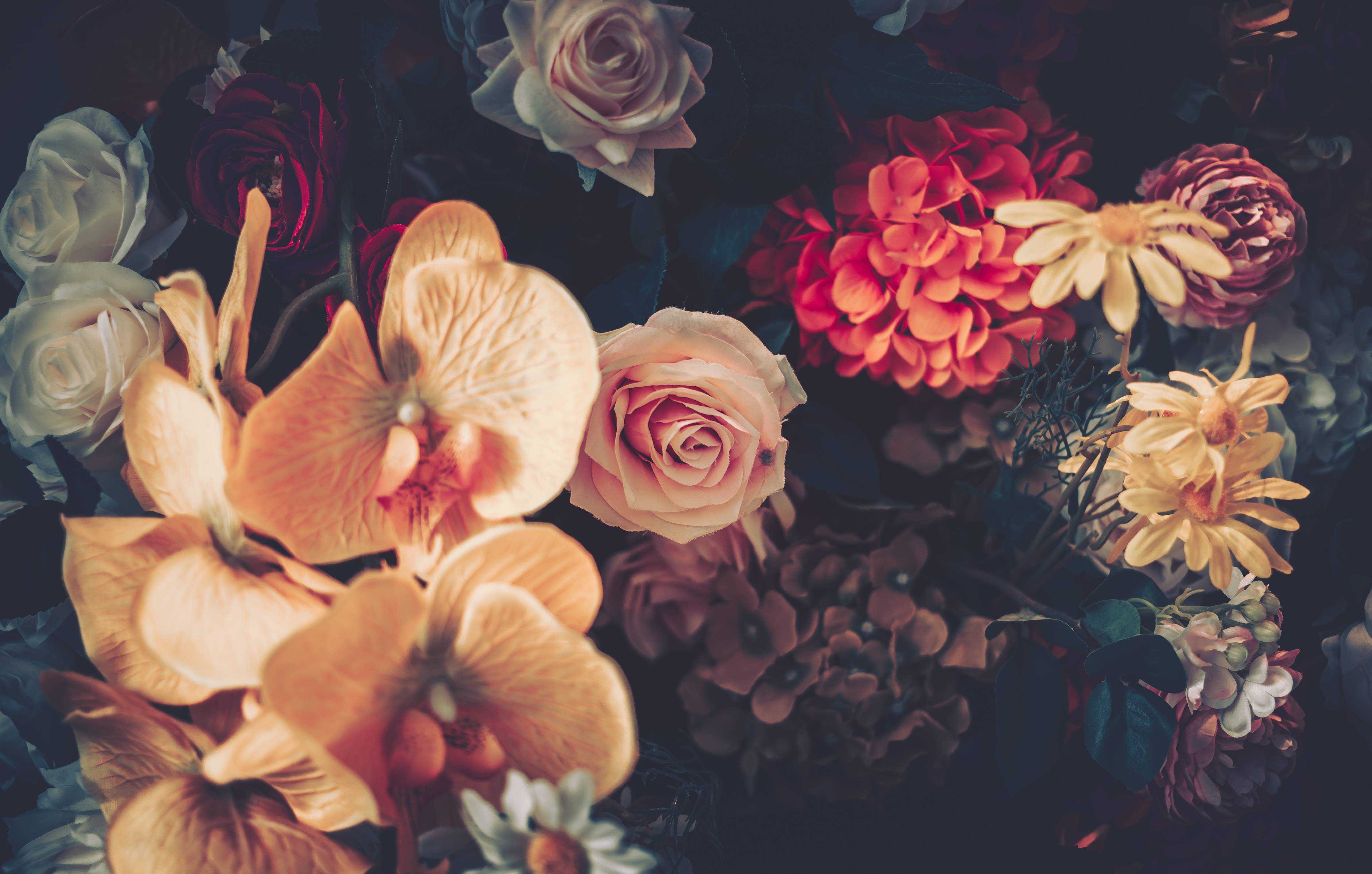 Wandverkleidung Wohnzimmer-Elegante Blumenpracht in warmen Tönen