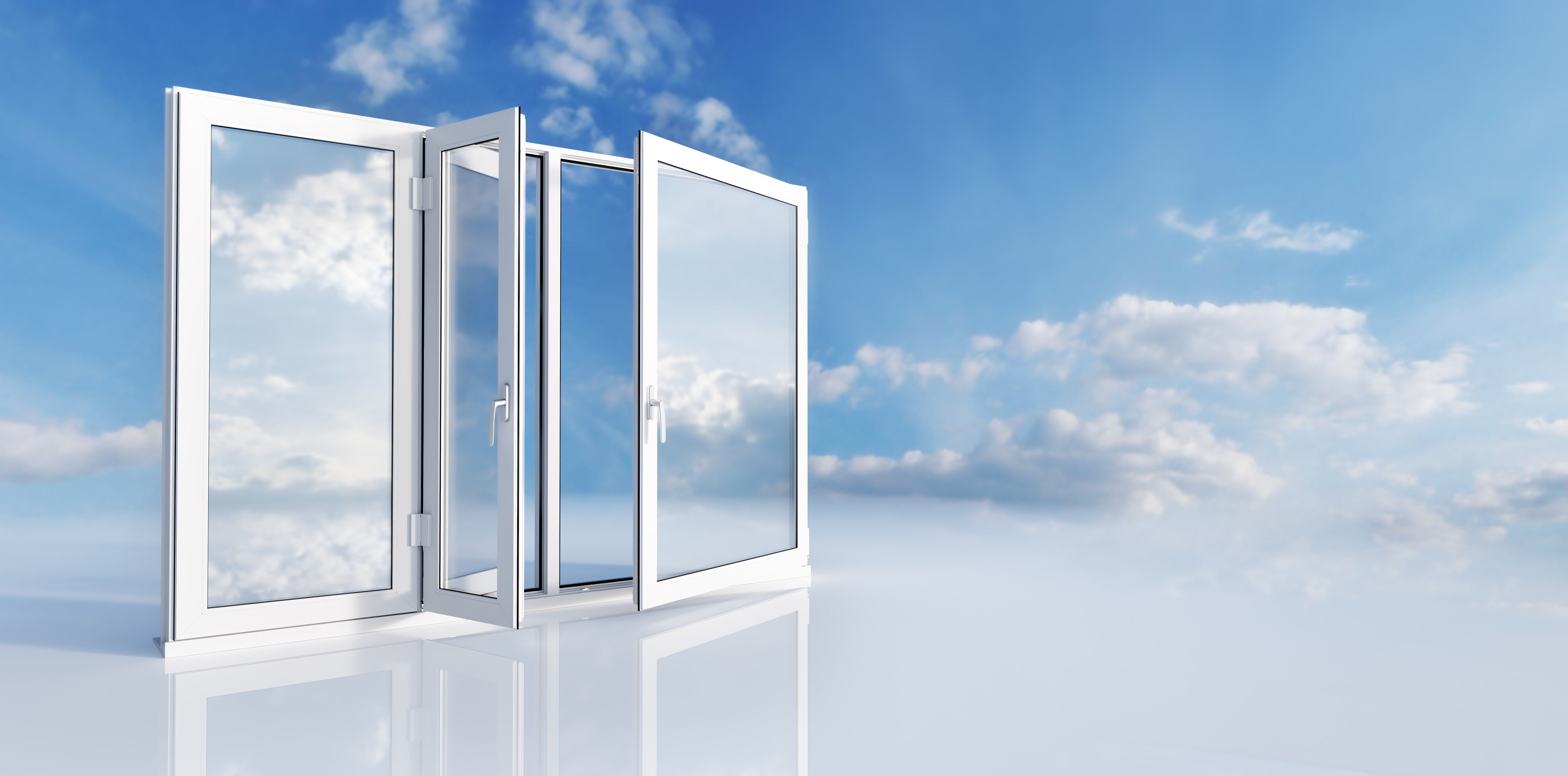 Wandverkleidung Wohnzimmer-Fenster über dem Himmel