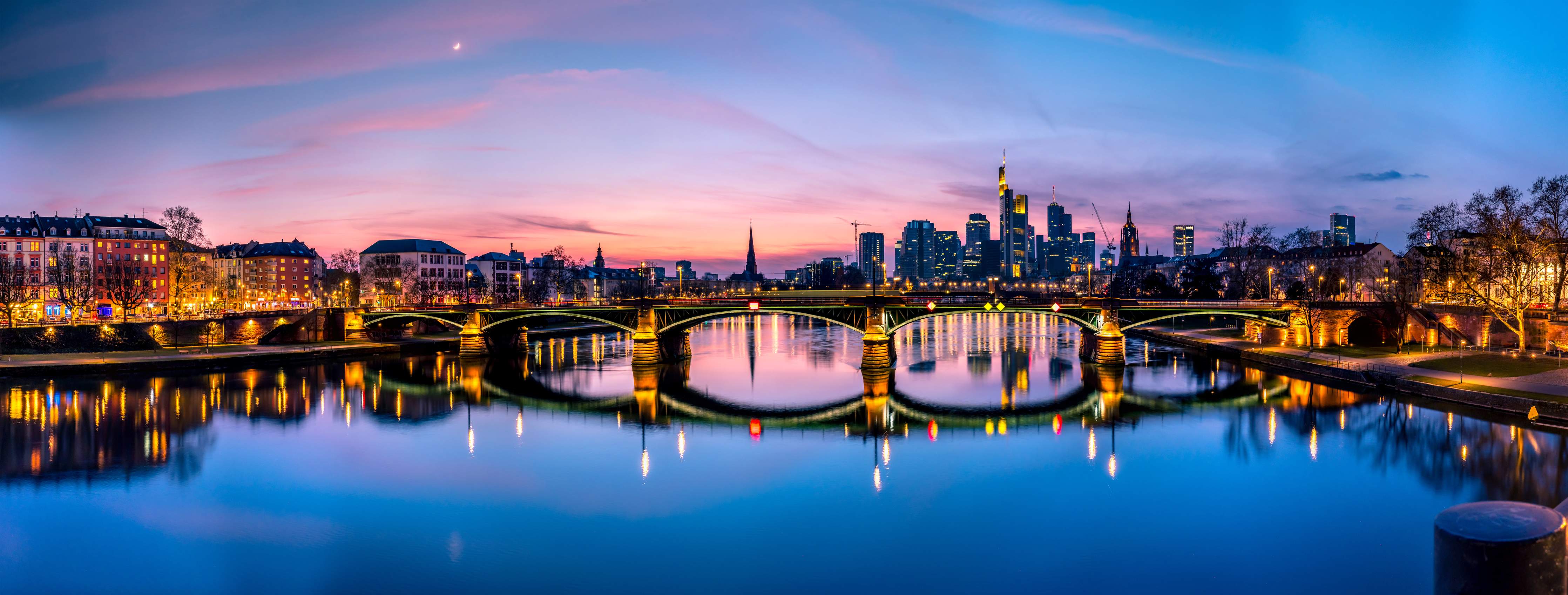 Wandverkleidung Wohnzimmer-Frankfurt Skyline Wasserspiegelung
