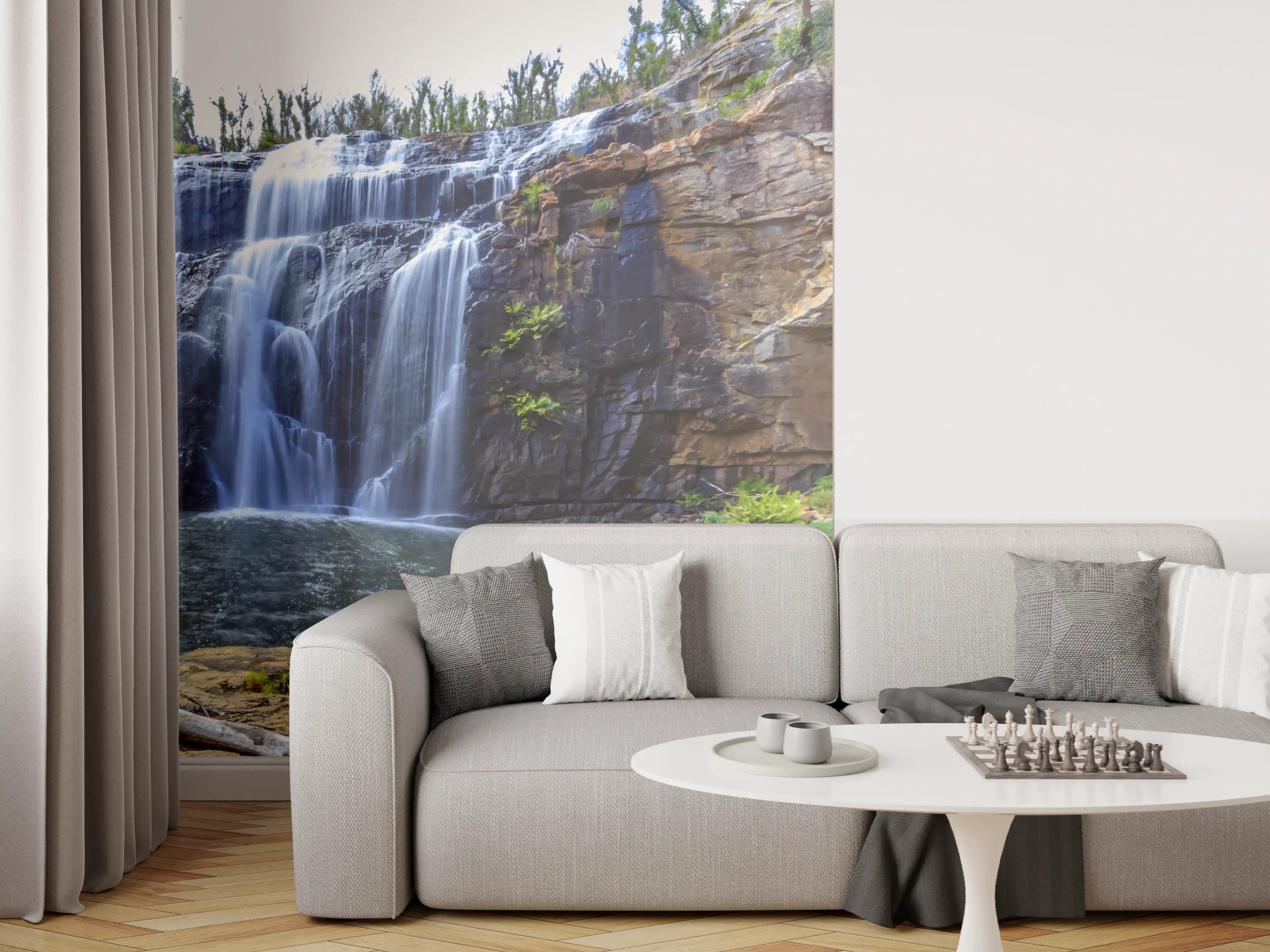Wandverkleidung Wohnzimmer - Grauer Wasserfall im Grünen