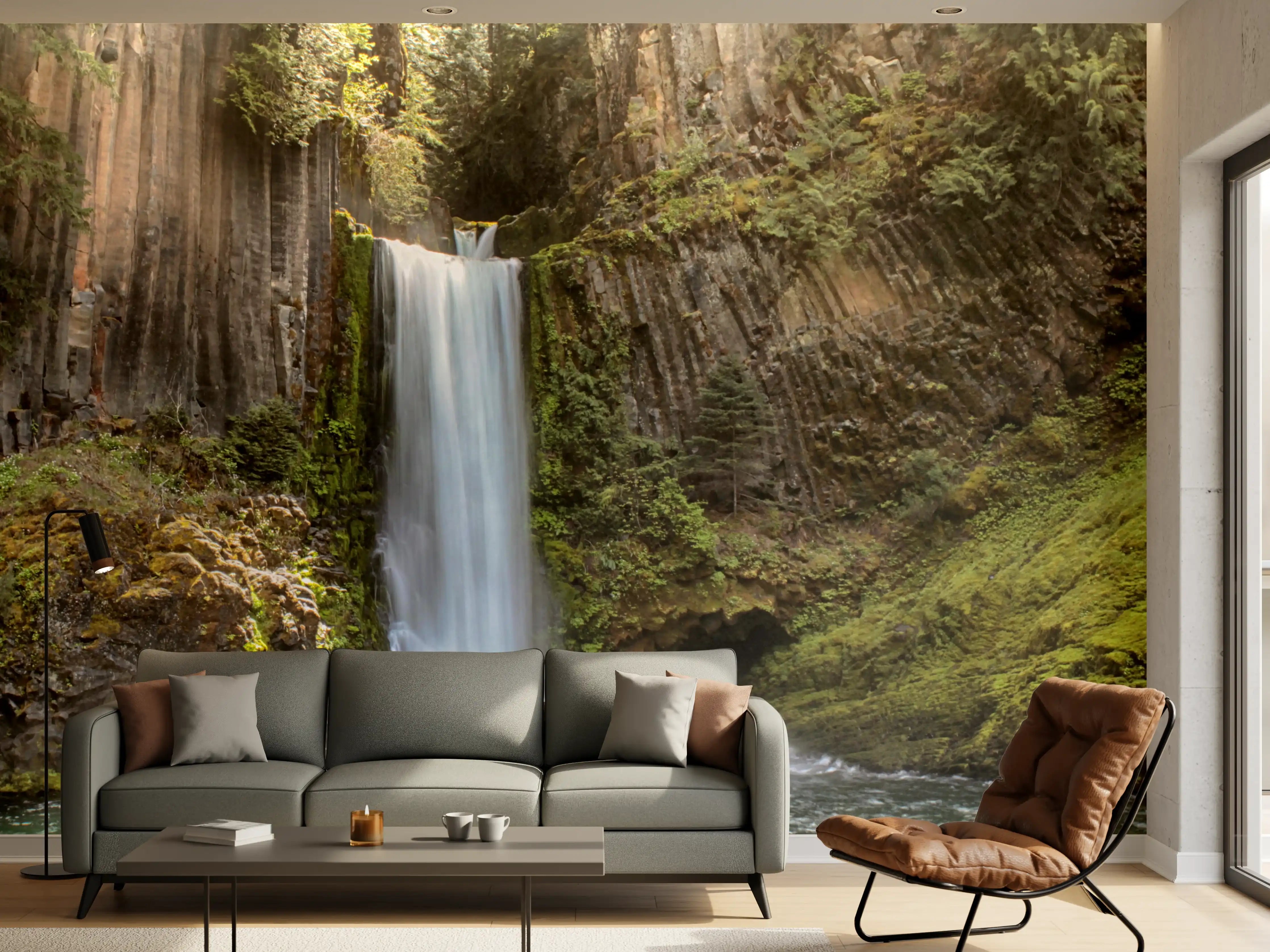 Wandverkleidung Wohnzimmer - Grauer Wasserfall im Licht der Natur