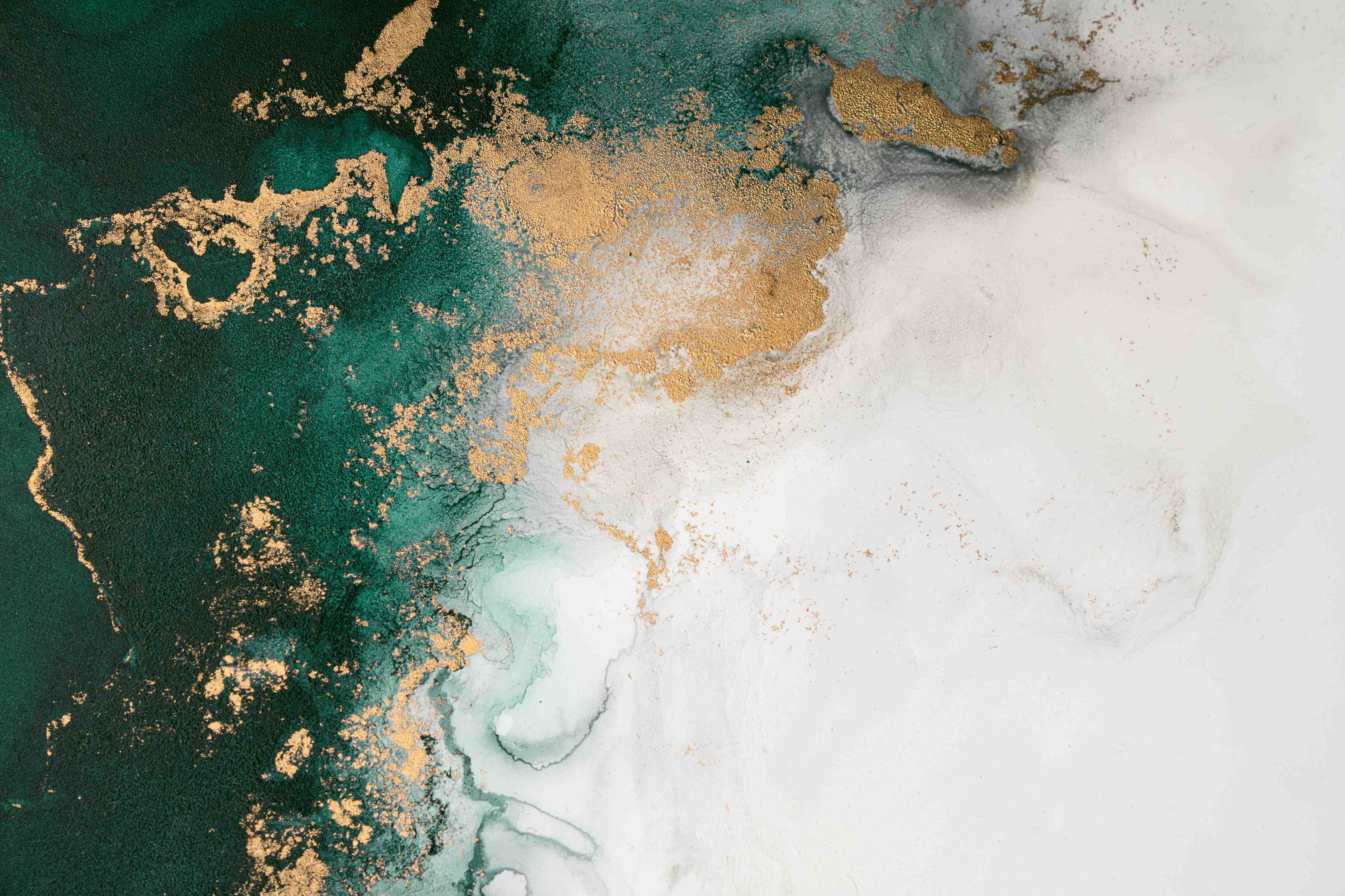 Wandverkleidung Wohnzimmer-Graues Marmor-Design mit goldenen Akzenten